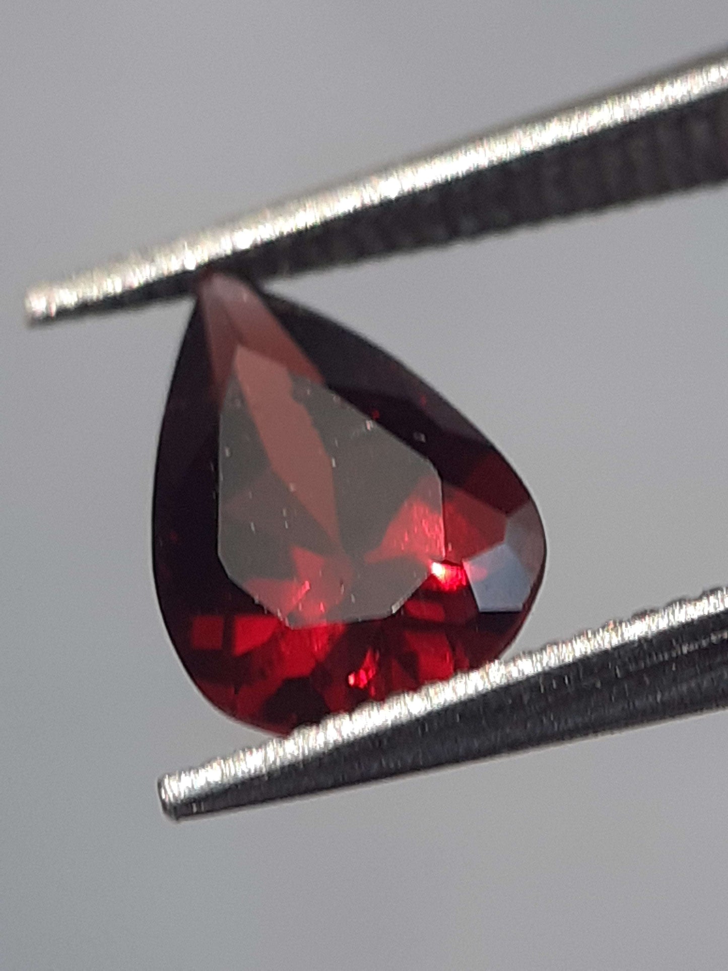 Natural red Rhodolite Garnet - 0.704 ct - pear - unheated All Garnet Gemstones Natural Gems Belgium