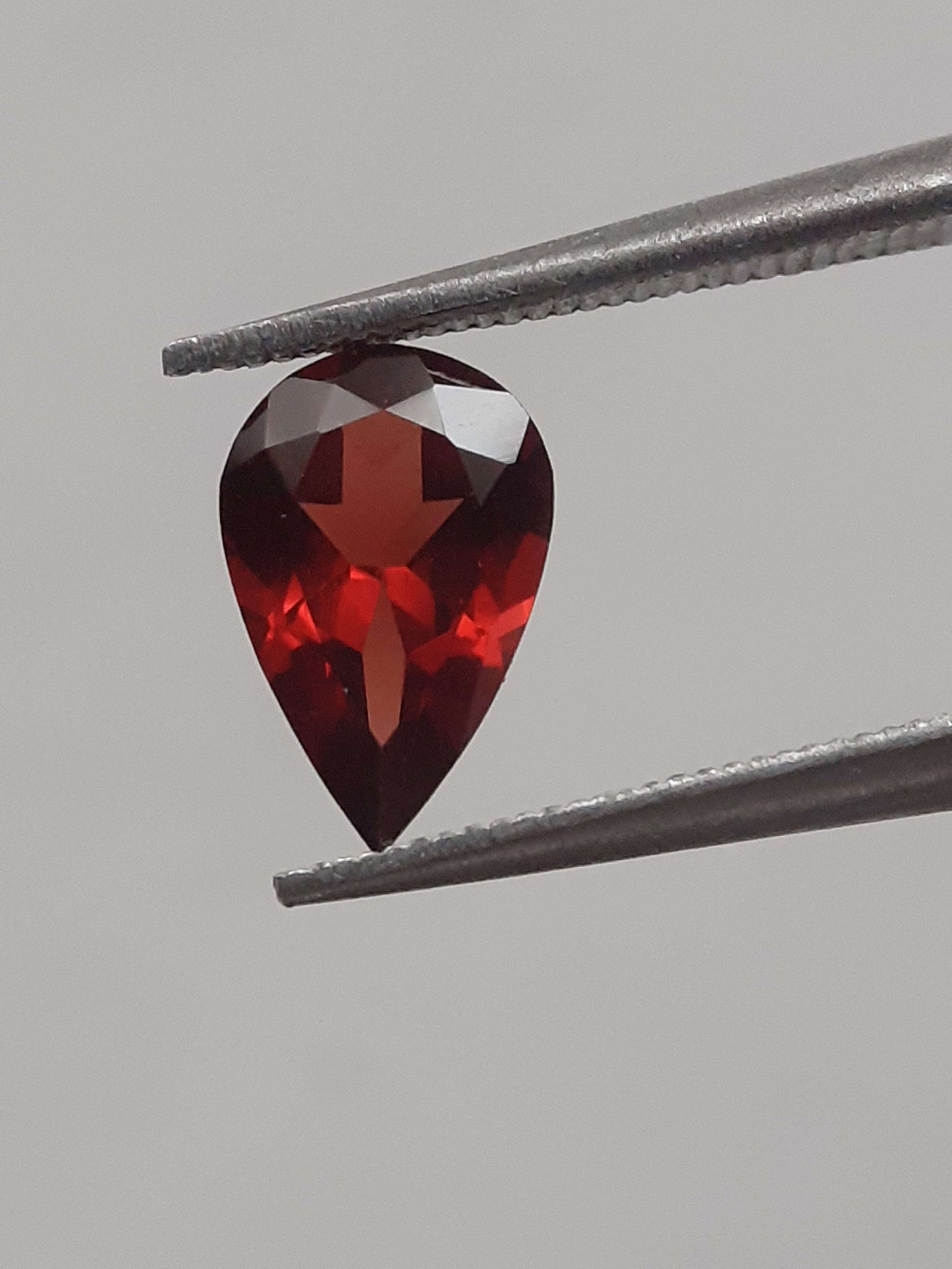 Natural red Rhodolite Garnet - 0.865 ct - pear - unheated All Garnet Gemstones Natural Gems Belgium