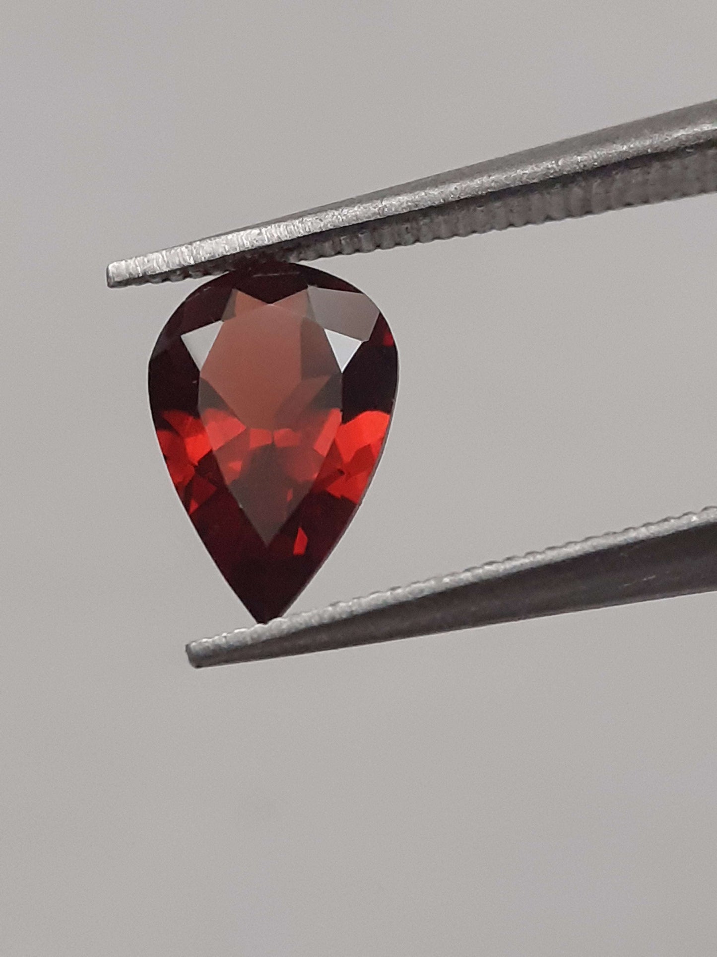 Natural red Rhodolite Garnet - 0.865 ct - pear - unheated All Garnet Gemstones Natural Gems Belgium