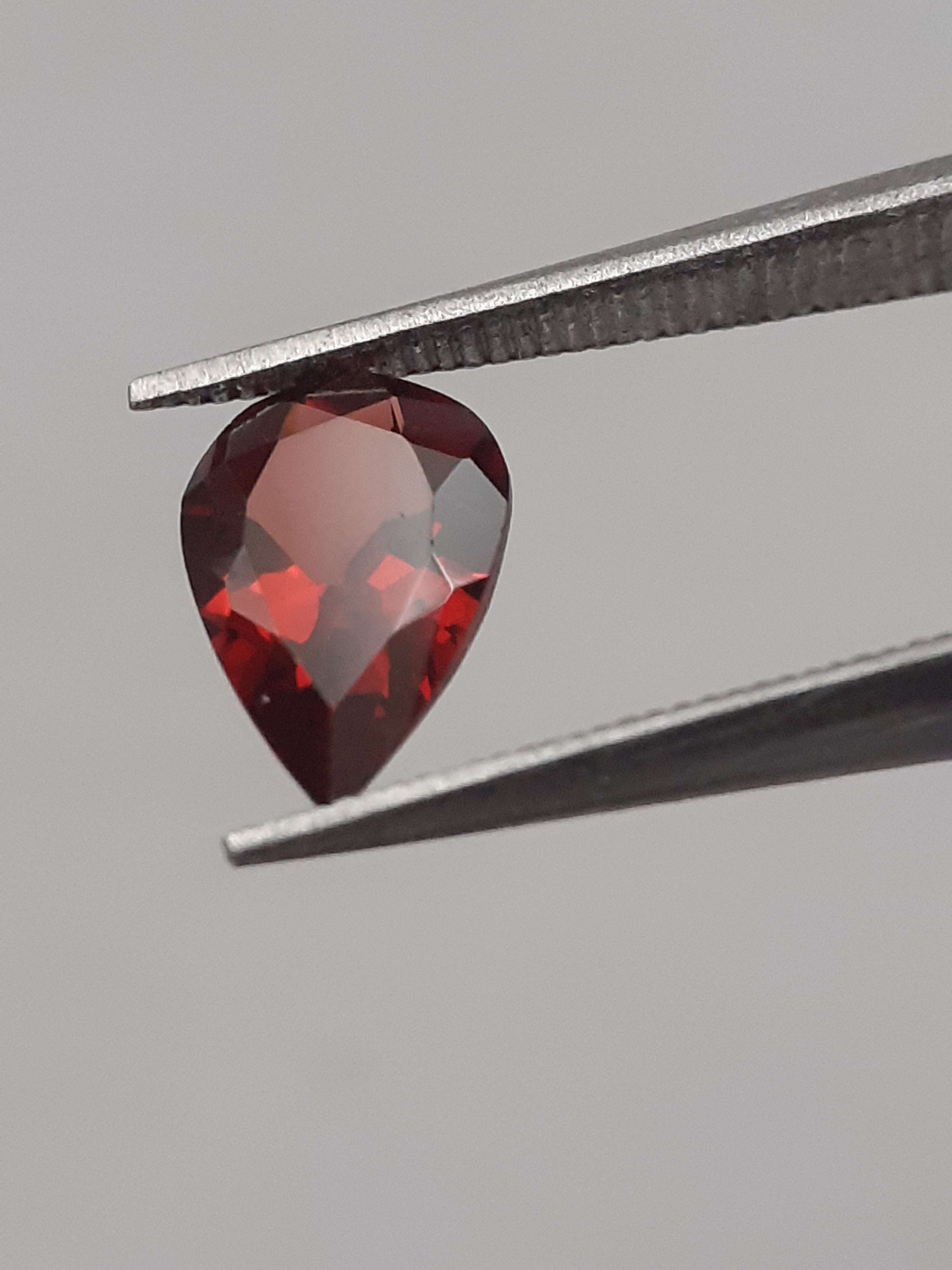 Natural red Rhodolite Garnet - 0.865 ct - pear - unheated All Garnet Gemstones Natural Gems Belgium