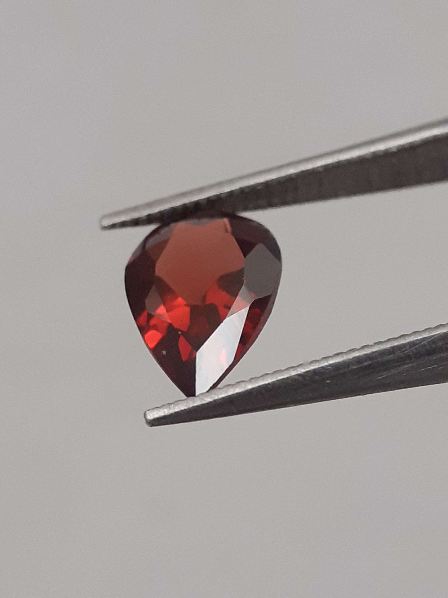 Natural red Rhodolite Garnet - 0.865 ct - pear - unheated All Garnet Gemstones Natural Gems Belgium