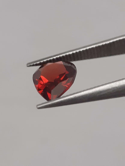 Natural red Rhodolite Garnet - 0.865 ct - pear - unheated All Garnet Gemstones Natural Gems Belgium