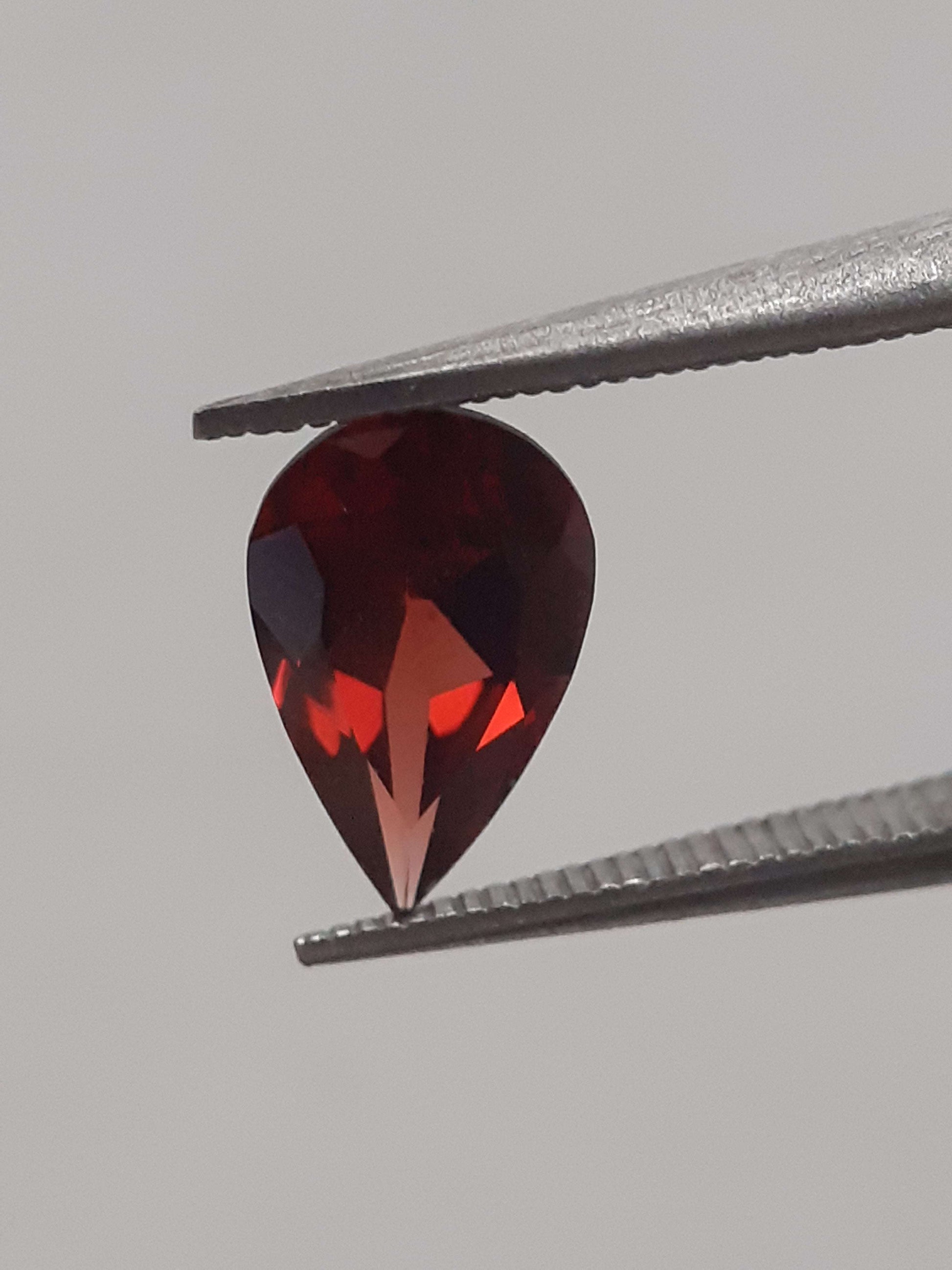 Natural red Rhodolite Garnet - 0.865 ct - pear - unheated All Garnet Gemstones Natural Gems Belgium