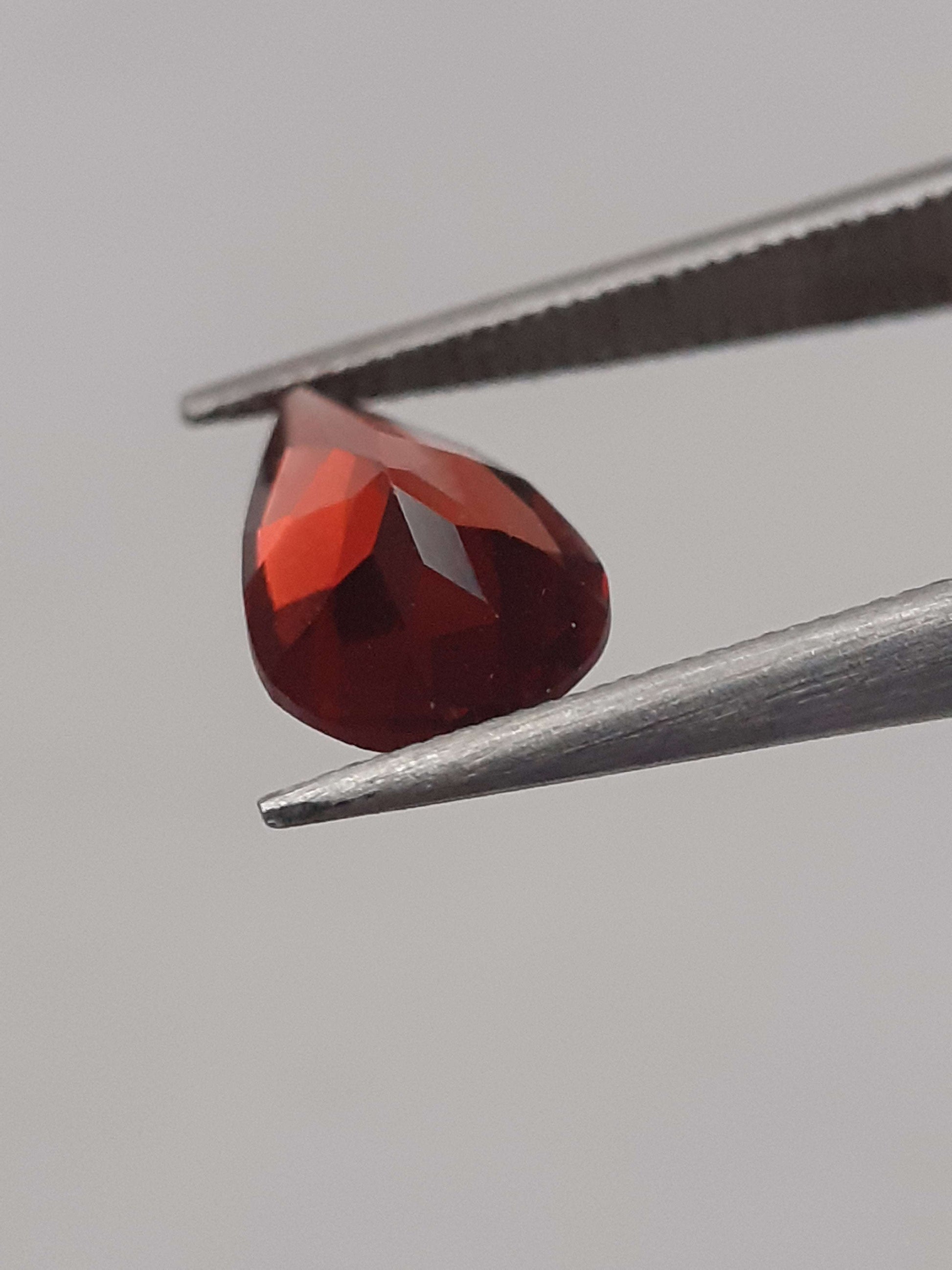 Natural red Rhodolite Garnet - 0.865 ct - pear - unheated All Garnet Gemstones Natural Gems Belgium