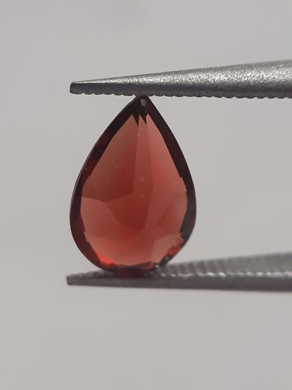 Natural Gems Belgium - All Garnet Gemstones - Natural red Rhodolite Garnet - 0.889 ct - pear - unheated *** € 8.06