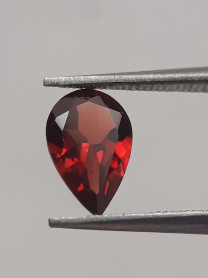 Natural red Rhodolite Garnet - 0.889 ct - pear - unheated All Garnet Gemstones Natural Gems Belgium