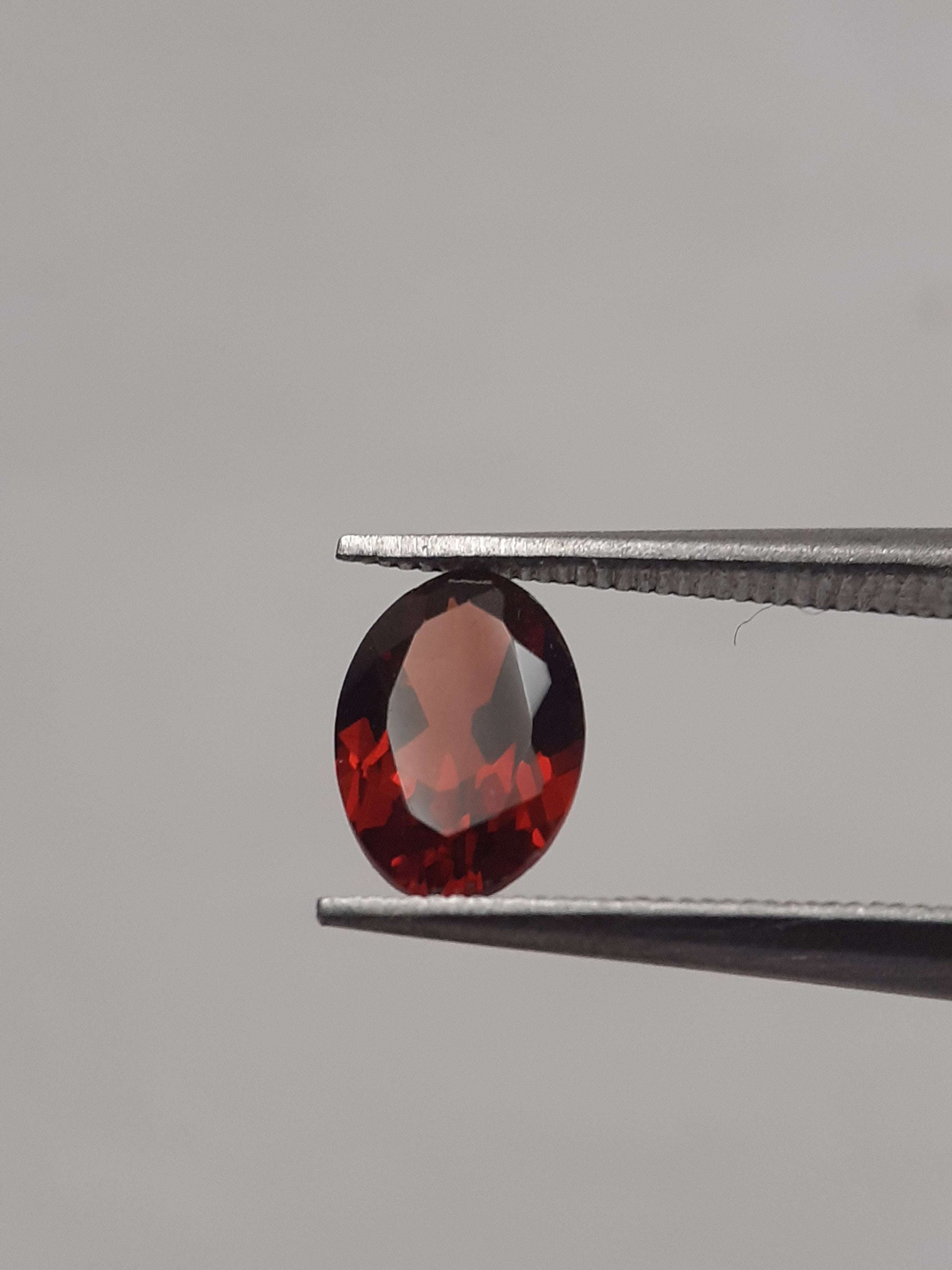 Natural red Rhodolite Garnet - 0.909 ct - oval - unheated All Garnet Gemstones Natural Gems Belgium