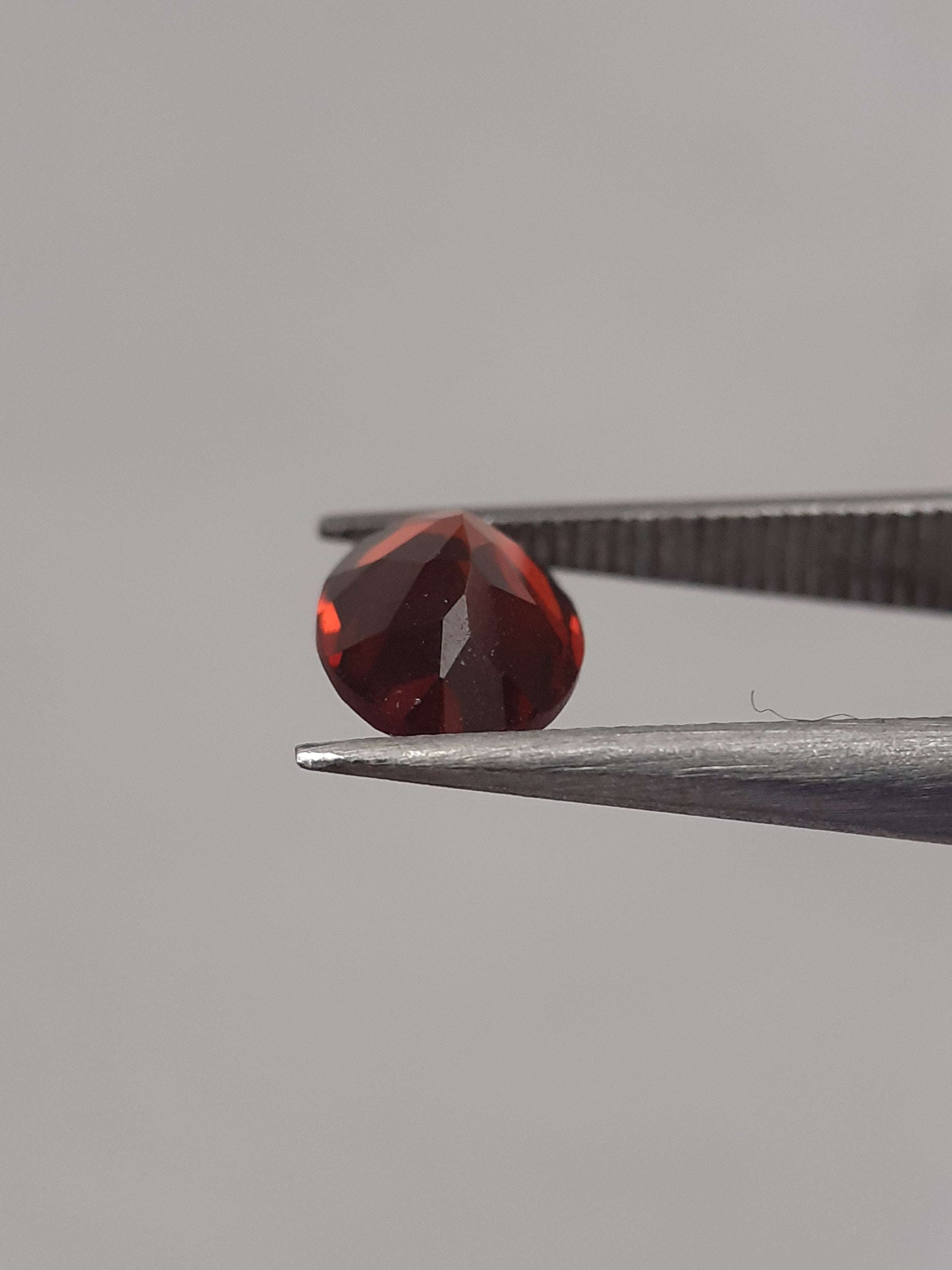 Natural red Rhodolite Garnet - 0.909 ct - oval - unheated All Garnet Gemstones Natural Gems Belgium