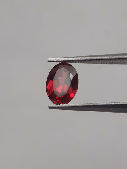 Natural red Rhodolite Garnet - 0.914 ct - oval - unheated All Garnet Gemstones Natural Gems Belgium