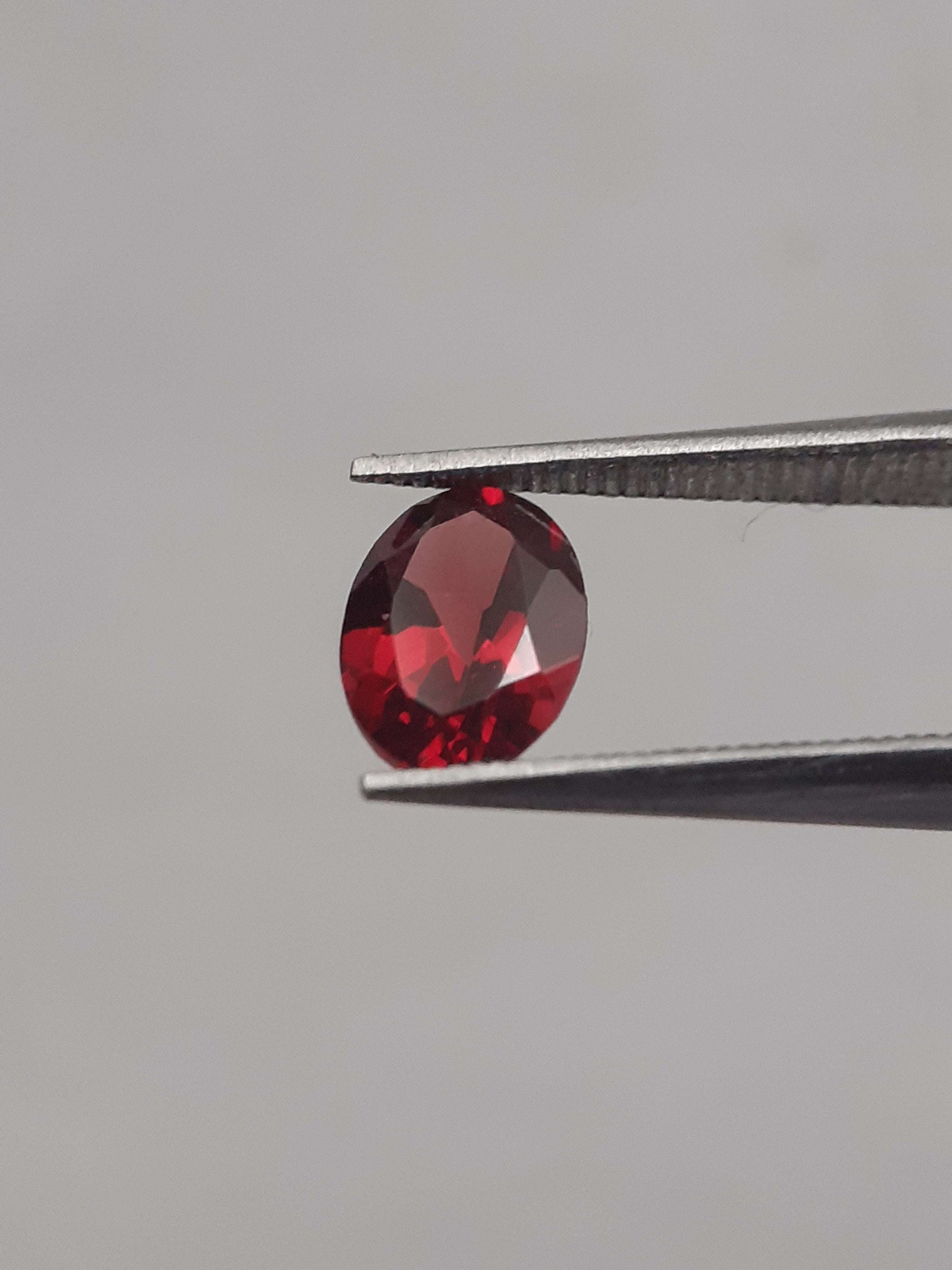 Natural red Rhodolite Garnet - 0.914 ct - oval - unheated All Garnet Gemstones Natural Gems Belgium