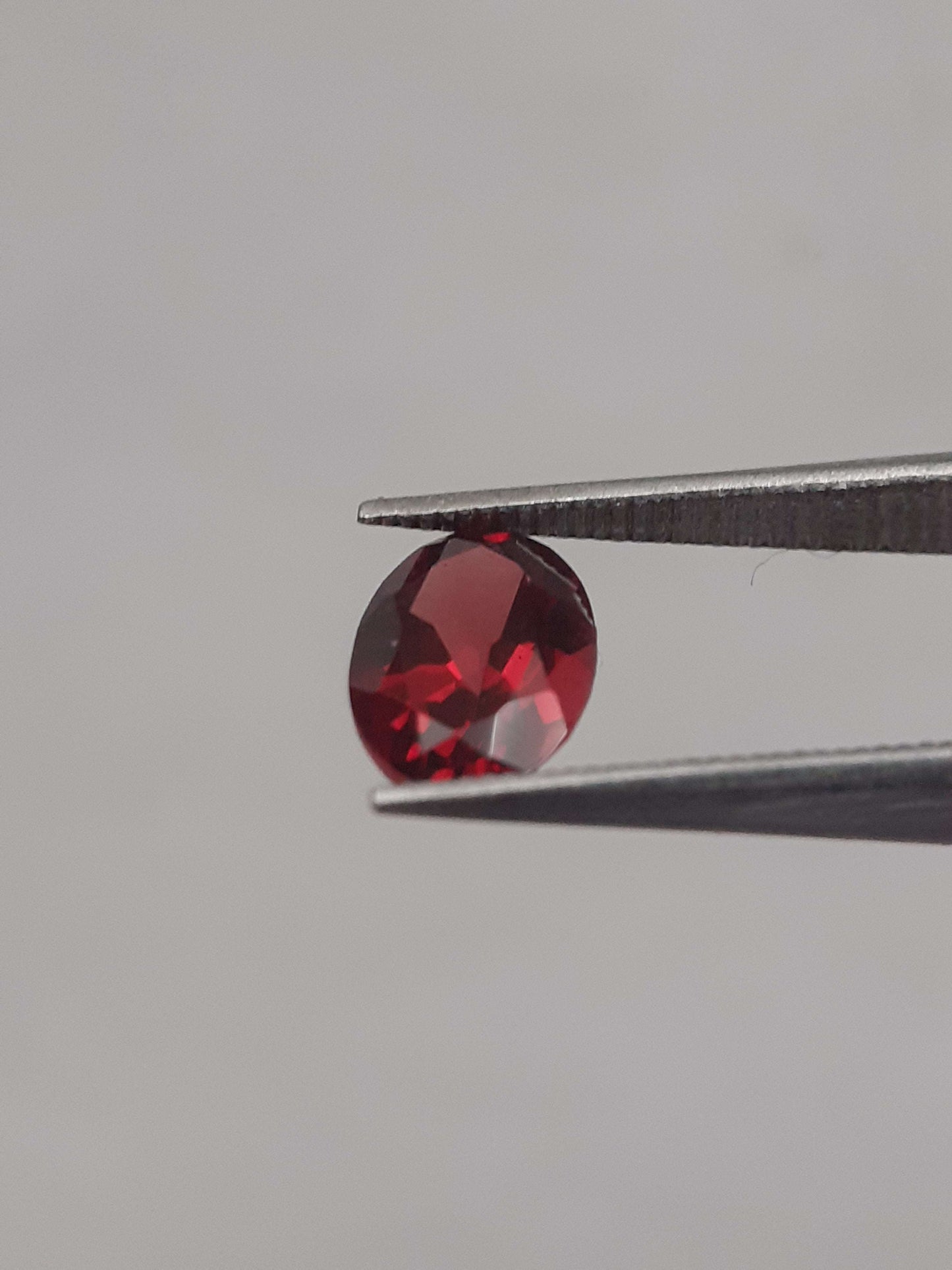 Natural red Rhodolite Garnet - 0.914 ct - oval - unheated All Garnet Gemstones Natural Gems Belgium