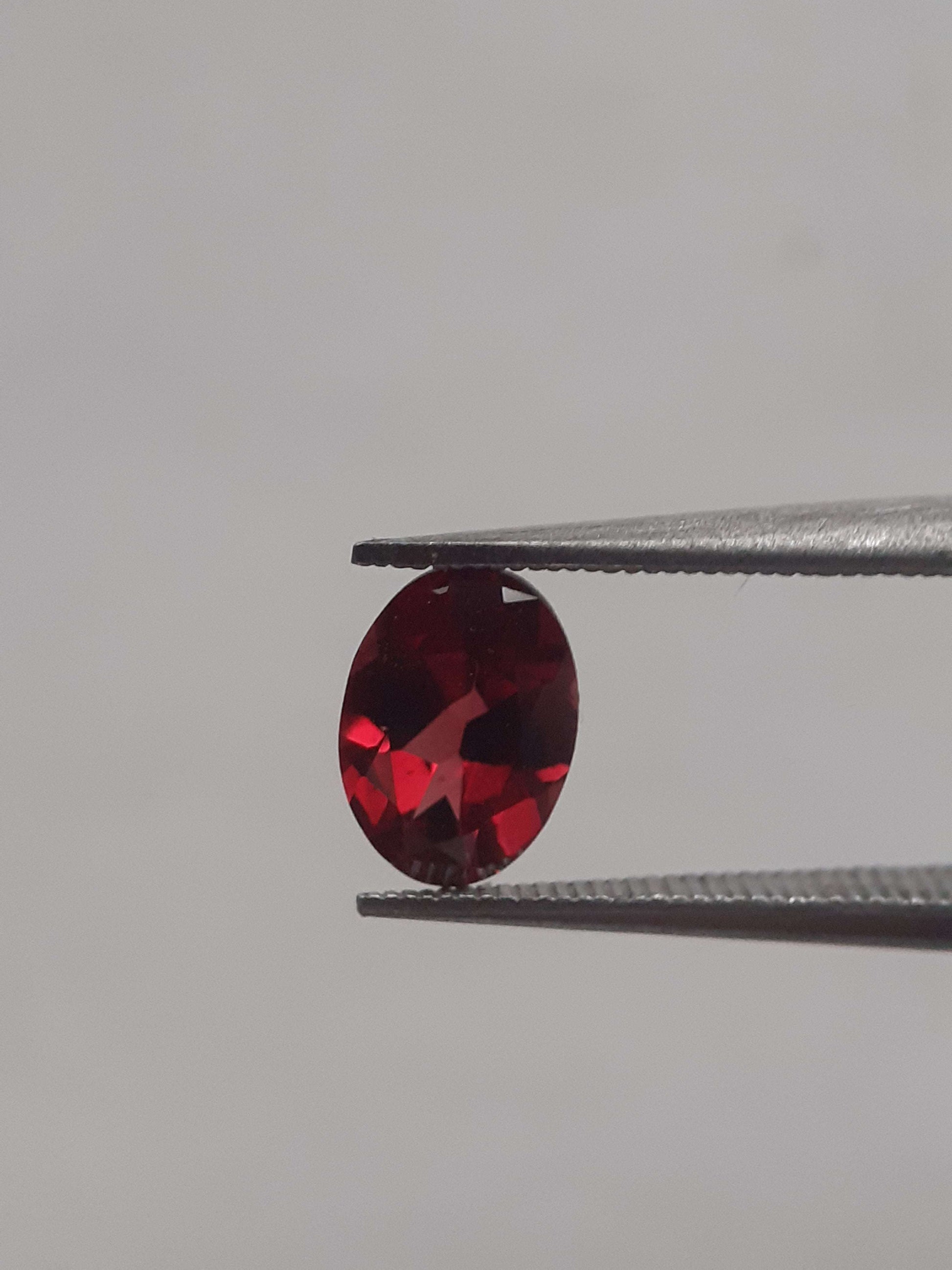 Natural red Rhodolite Garnet - 0.914 ct - oval - unheated All Garnet Gemstones Natural Gems Belgium