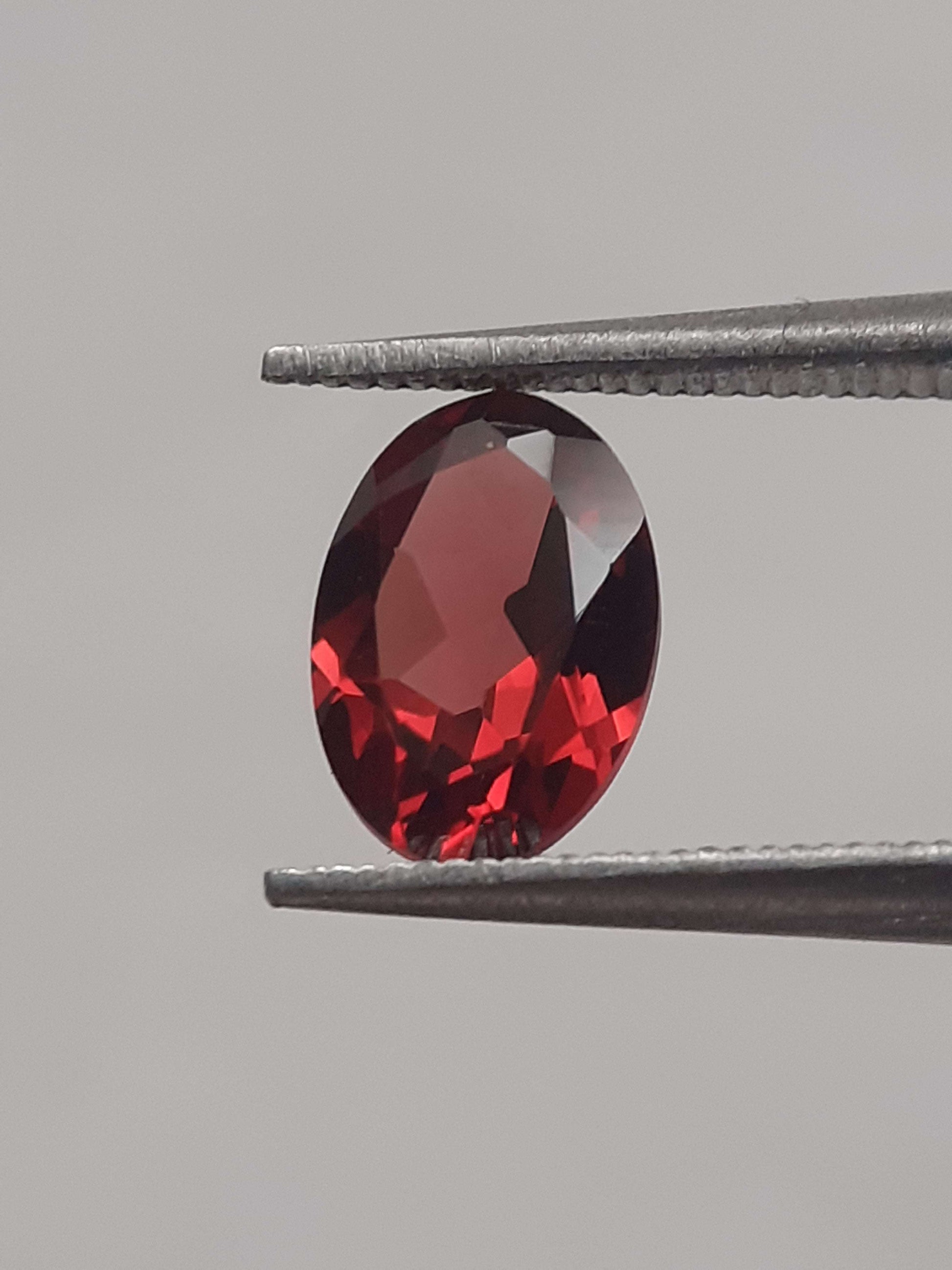 Natural red Rhodolite Garnet - 0.949 ct - oval - unheated All Garnet Gemstones Natural Gems Belgium