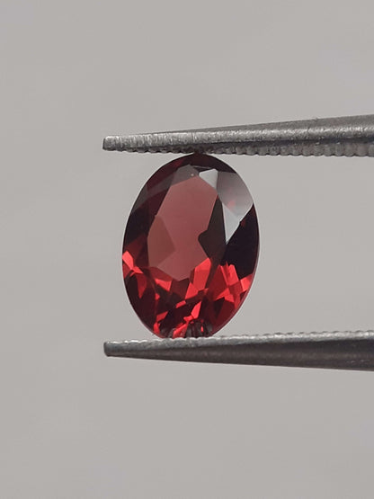 Natural red Rhodolite Garnet - 0.949 ct - oval - unheated All Garnet Gemstones Natural Gems Belgium