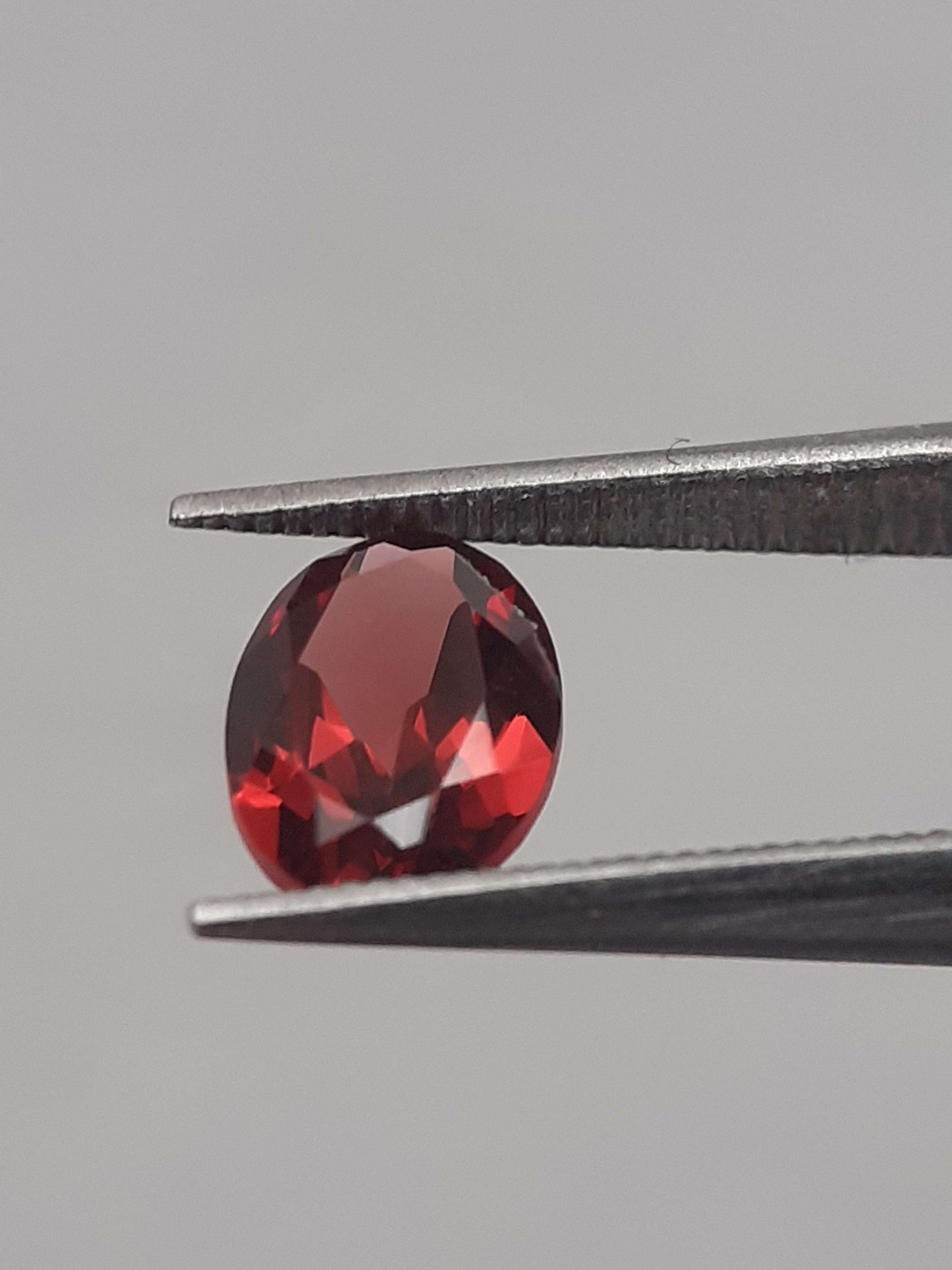 Natural red Rhodolite Garnet - 0.949 ct - oval - unheated All Garnet Gemstones Natural Gems Belgium