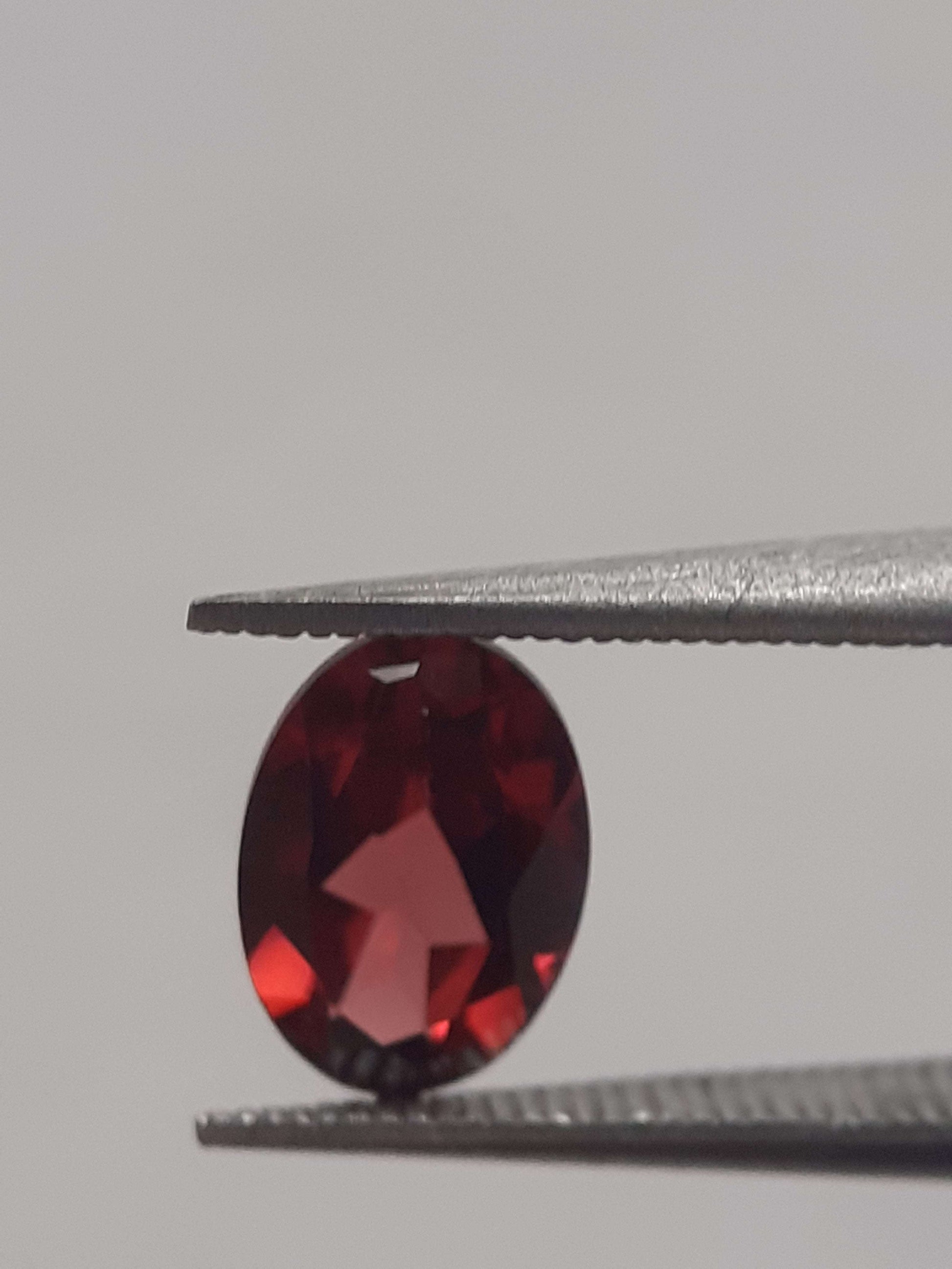 Natural red Rhodolite Garnet - 0.949 ct - oval - unheated All Garnet Gemstones Natural Gems Belgium