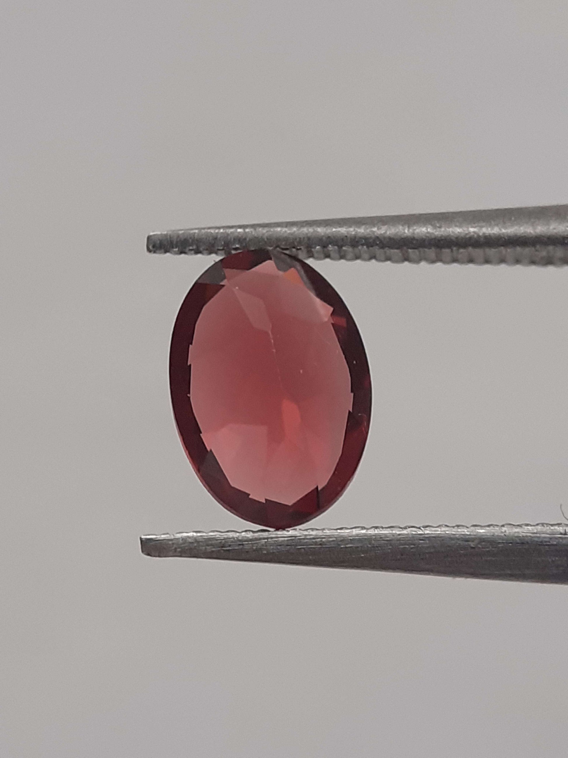 Natural red Rhodolite Garnet - 0.949 ct - oval - unheated All Garnet Gemstones Natural Gems Belgium