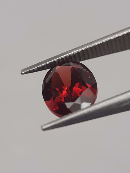 Natural red Rhodolite Garnet - 0.978 ct - oval - unheated All Garnet Gemstones Natural Gems Belgium