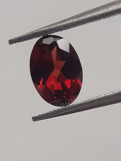 Natural red Rhodolite Garnet - 0.978 ct - oval - unheated All Garnet Gemstones Natural Gems Belgium