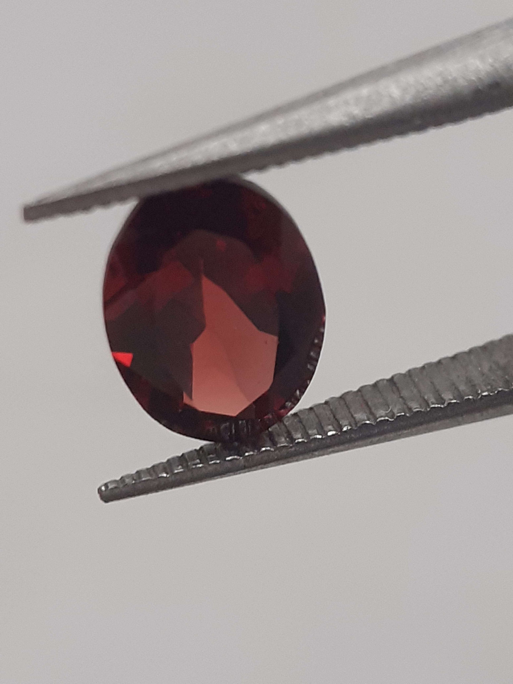 Natural red Rhodolite Garnet - 0.978 ct - oval - unheated All Garnet Gemstones Natural Gems Belgium