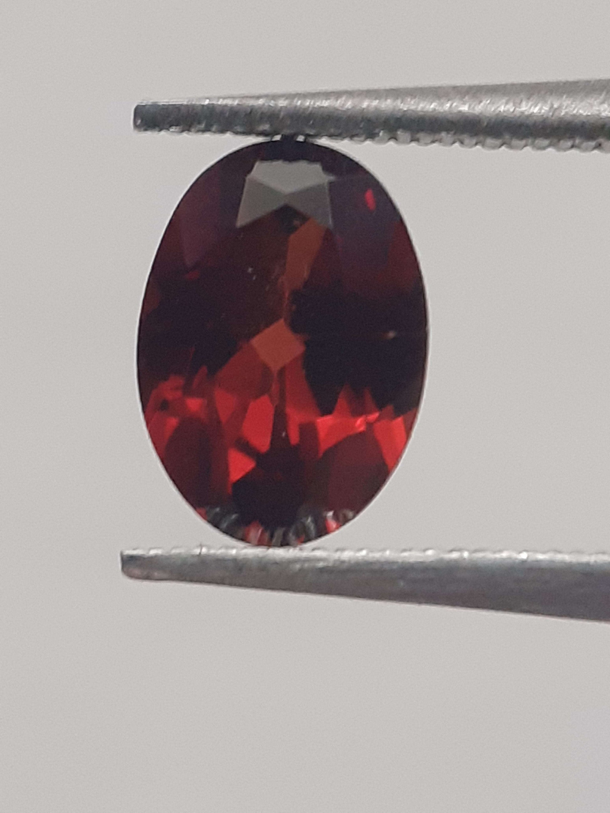 Natural red Rhodolite Garnet - 0.979 ct - oval - unheated All Garnet Gemstones Natural Gems Belgium