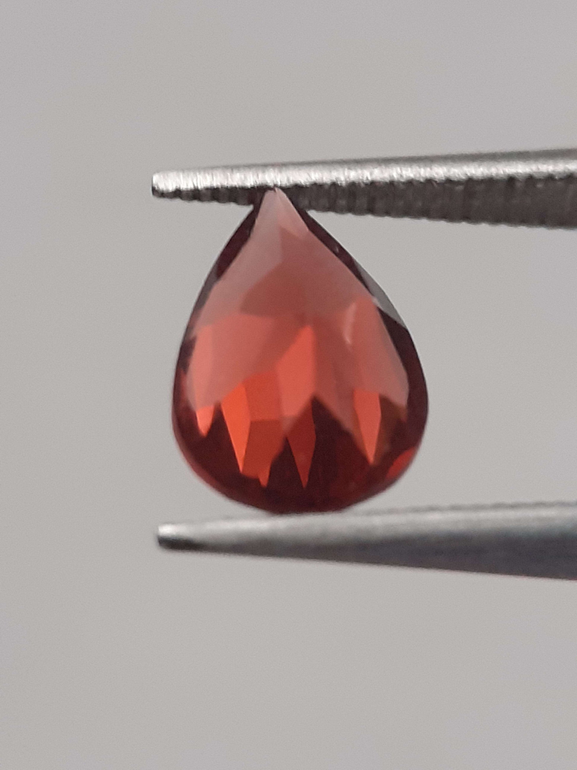 Natural red Rhodolite Garnet - 0.979 ct - pear - unheated All Garnet Gemstones Natural Gems Belgium