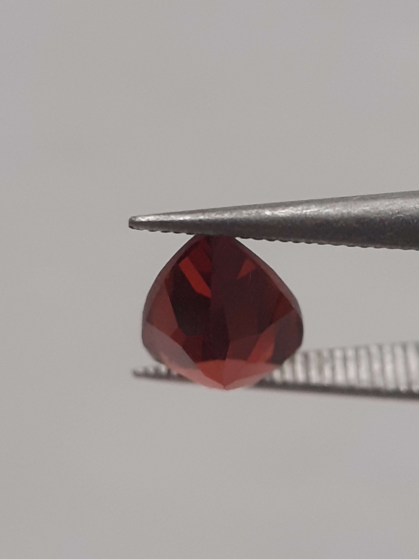 Natural red Rhodolite Garnet - 0.979 ct - pear - unheated All Garnet Gemstones Natural Gems Belgium