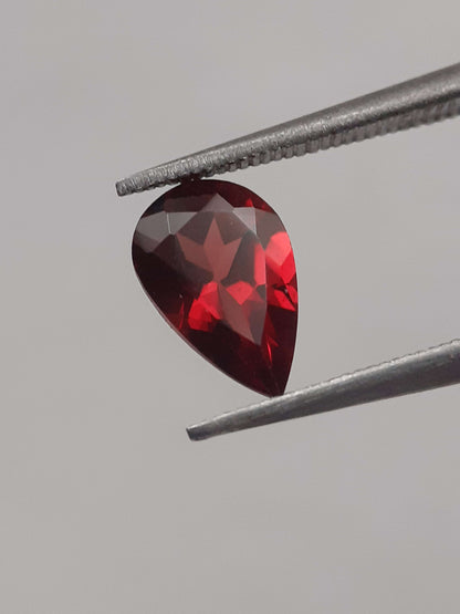 Natural red Rhodolite Garnet - 1.017 ct - pear - unheated All Garnet Gemstones Natural Gems Belgium