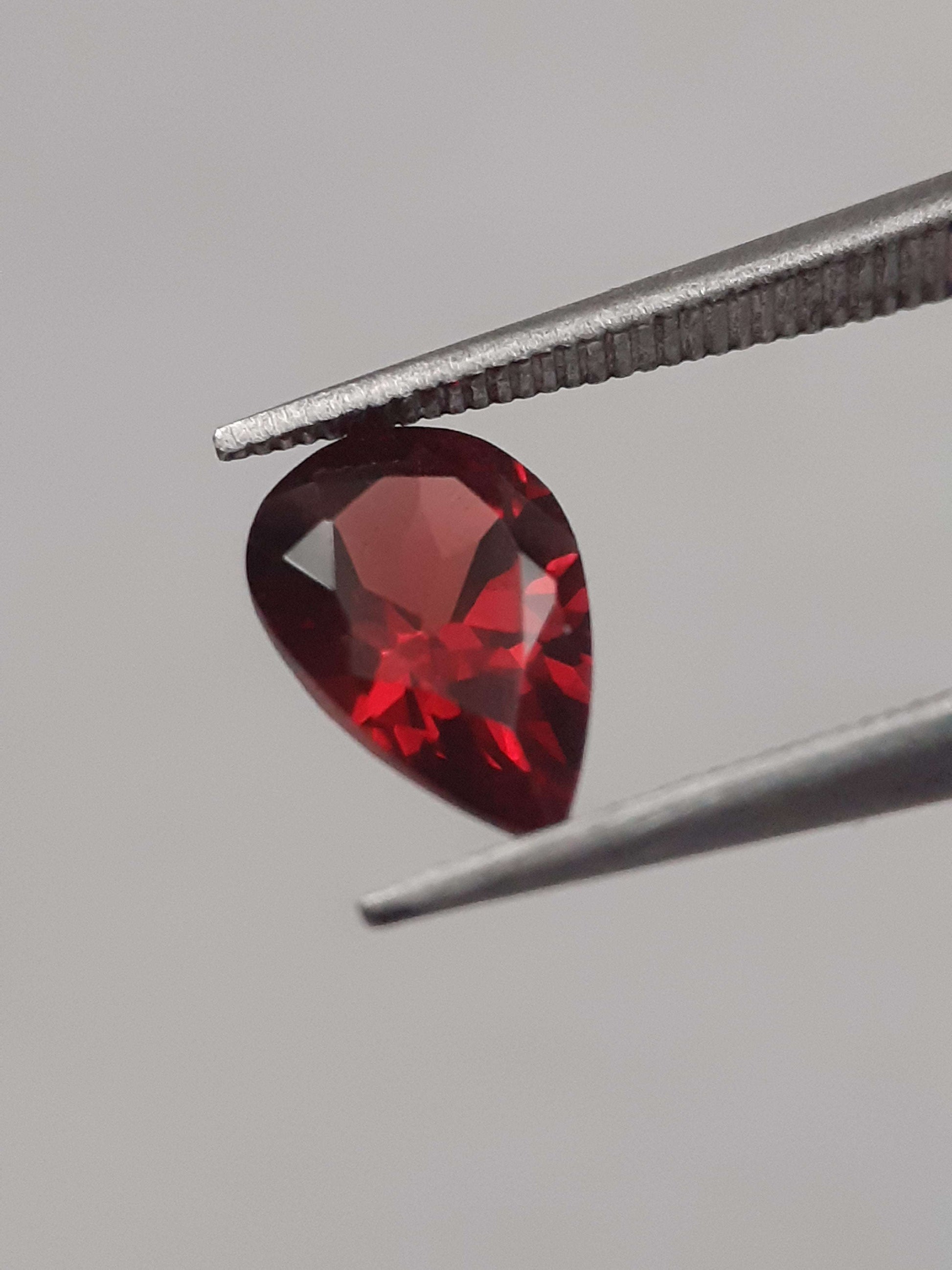 Natural red Rhodolite Garnet - 1.017 ct - pear - unheated All Garnet Gemstones Natural Gems Belgium