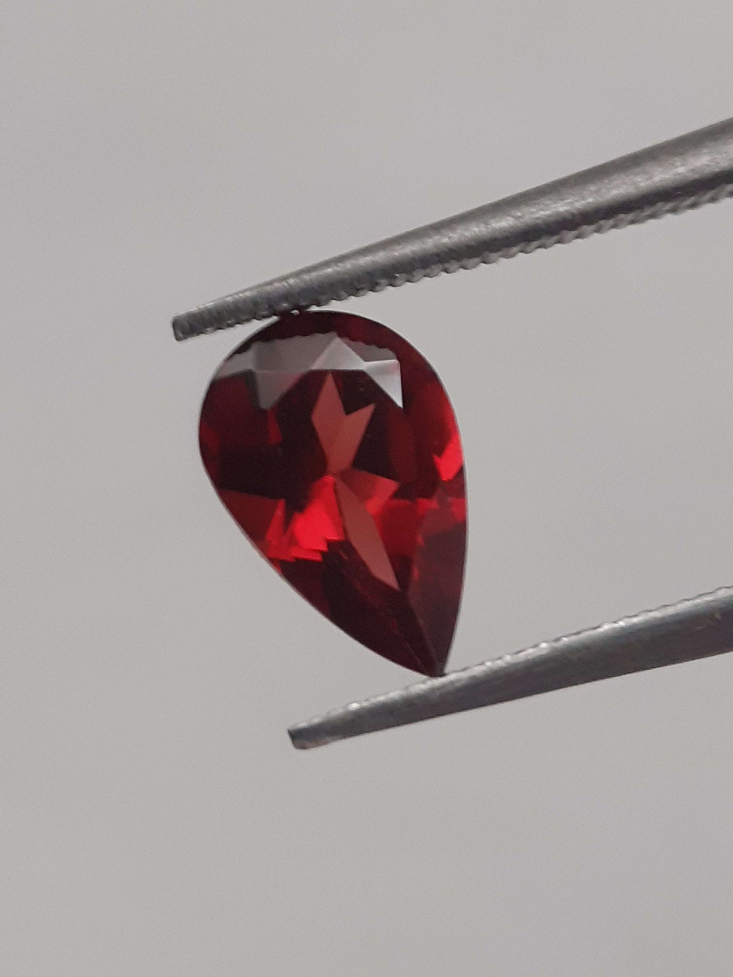 Natural Gems Belgium - All Garnet Gemstones - Natural red Rhodolite Garnet - 1.017 ct - pear - unheated *** € 9.21