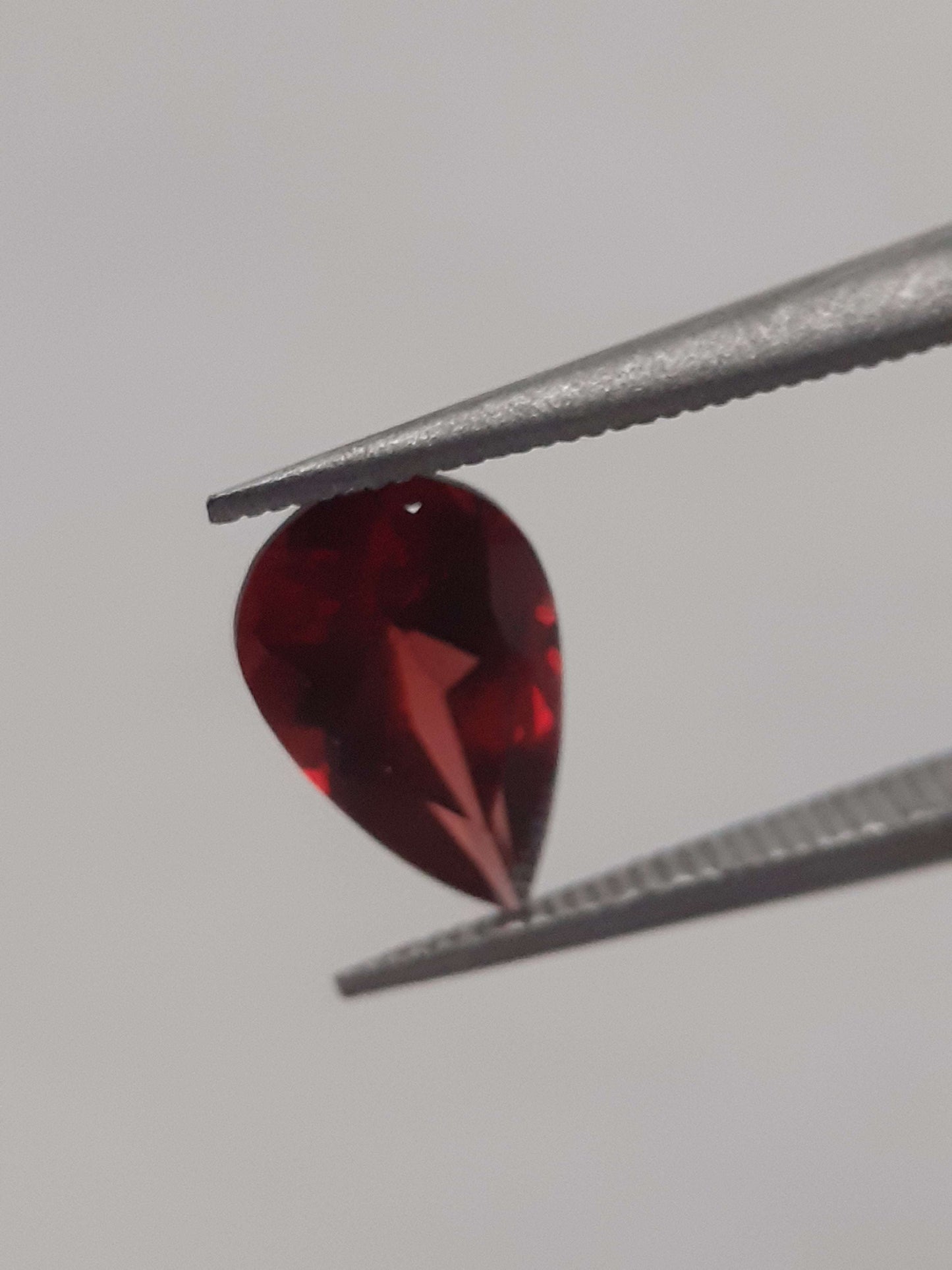 Natural red Rhodolite Garnet - 1.017 ct - pear - unheated All Garnet Gemstones Natural Gems Belgium