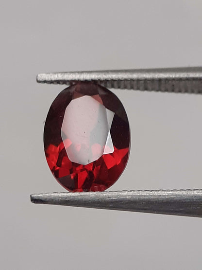 Natural red Rhodolite Garnet - 1.073 ct - oval - unheated All Garnet Gemstones Natural Gems Belgium