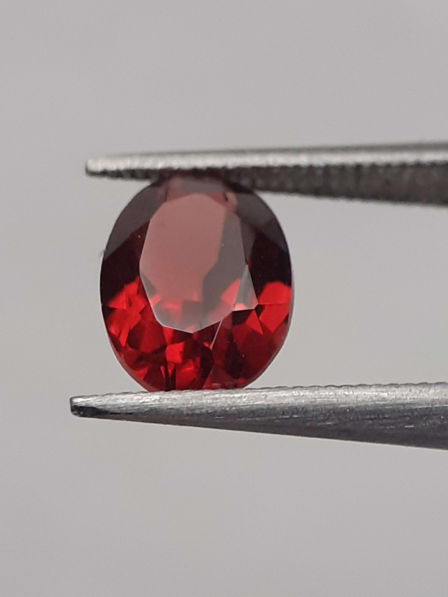 Natural red Rhodolite Garnet - 1.073 ct - oval - unheated All Garnet Gemstones Natural Gems Belgium