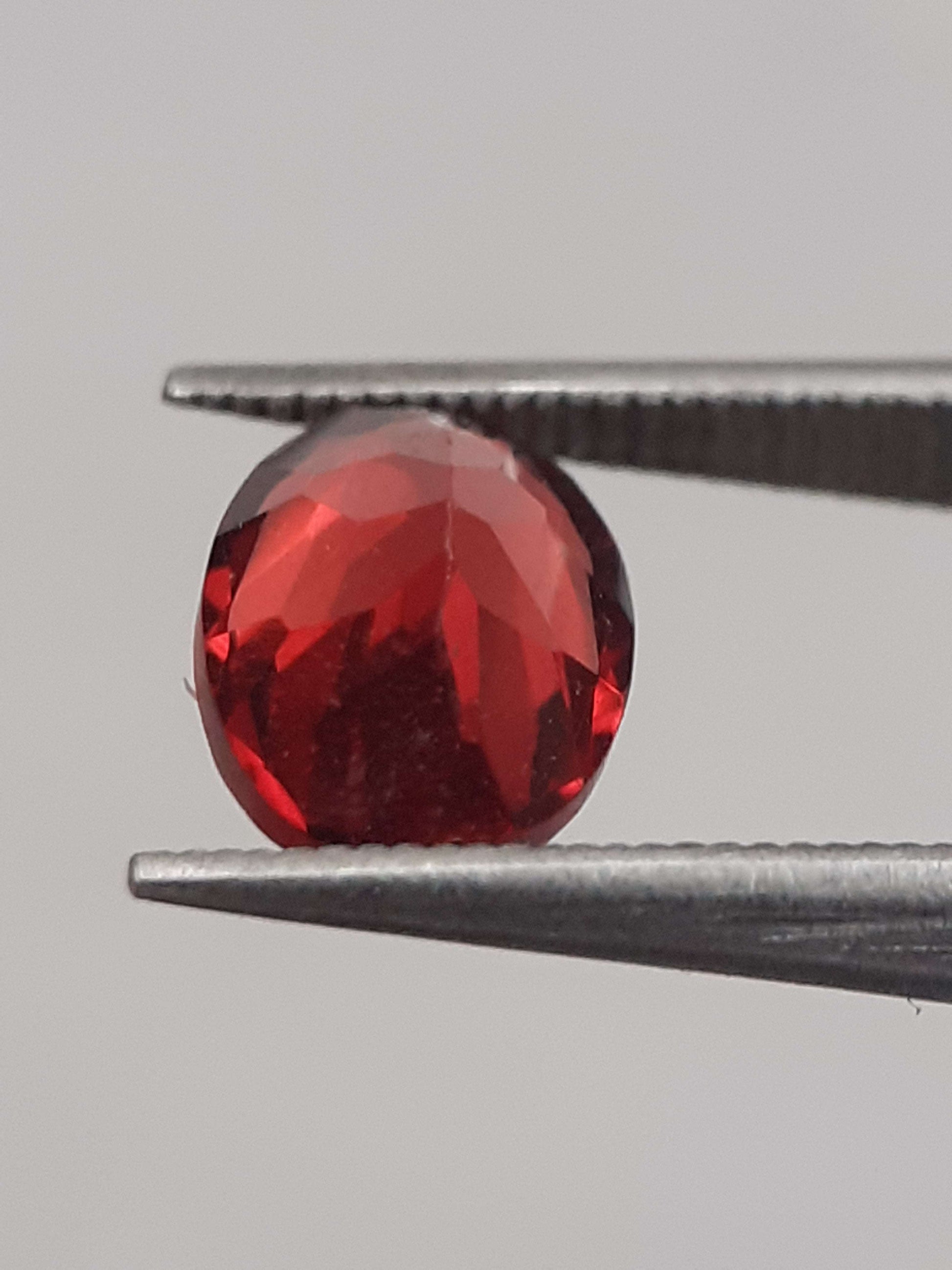 Natural red Rhodolite Garnet - 1.073 ct - oval - unheated All Garnet Gemstones Natural Gems Belgium