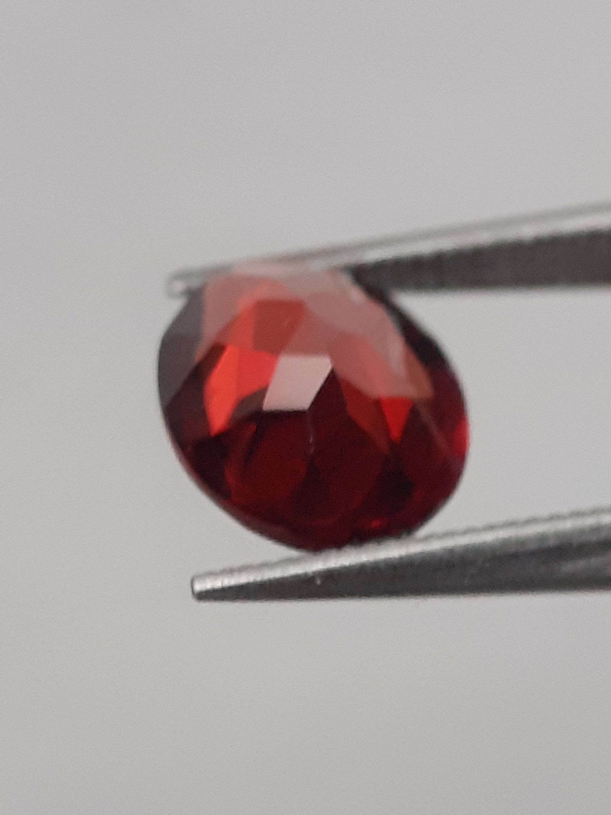 Natural red Rhodolite Garnet - 1.225 ct - oval - unheated All Garnet Gemstones Natural Gems Belgium