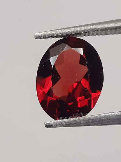 Natural red Rhodolite Garnet - 1.225 ct - oval - unheated All Garnet Gemstones Natural Gems Belgium