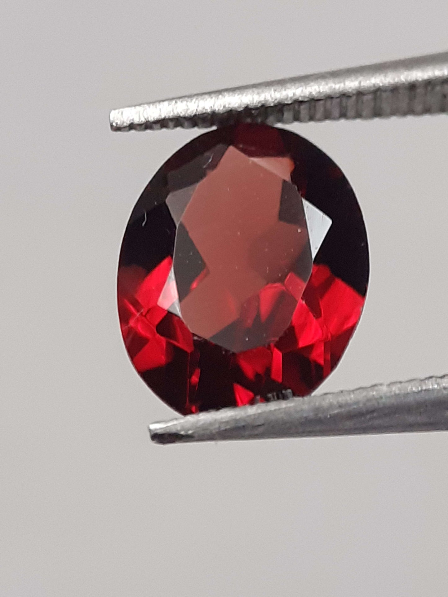 Natural red Rhodolite Garnet - 1.225 ct - oval - unheated All Garnet Gemstones Natural Gems Belgium