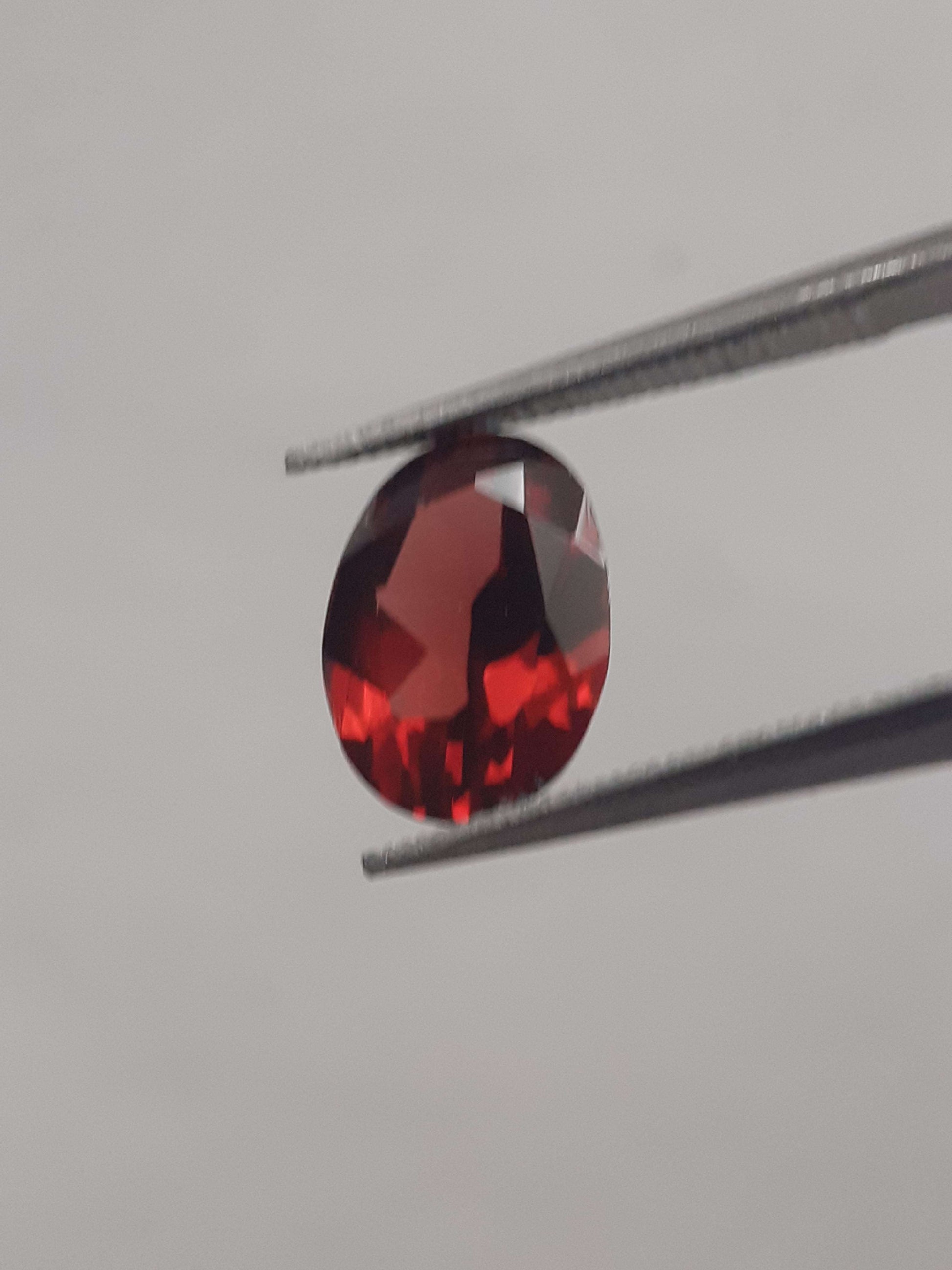 Natural Gems Belgium - All Garnet Gemstones - Natural red Rhodolite Garnet - 1.665 ct - oval - unheated *** € 15.41