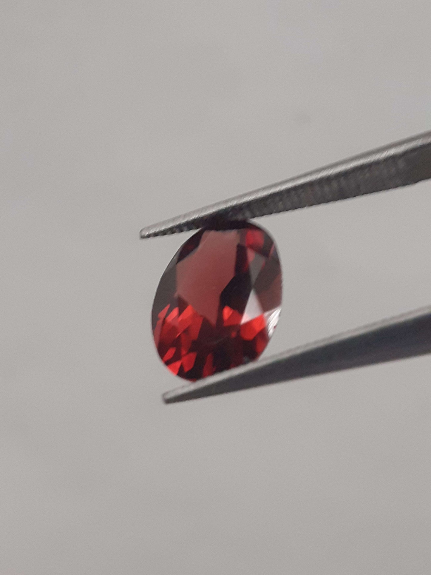 Natural red Rhodolite Garnet - 1.665 ct - oval - unheated All Garnet Gemstones Natural Gems Belgium