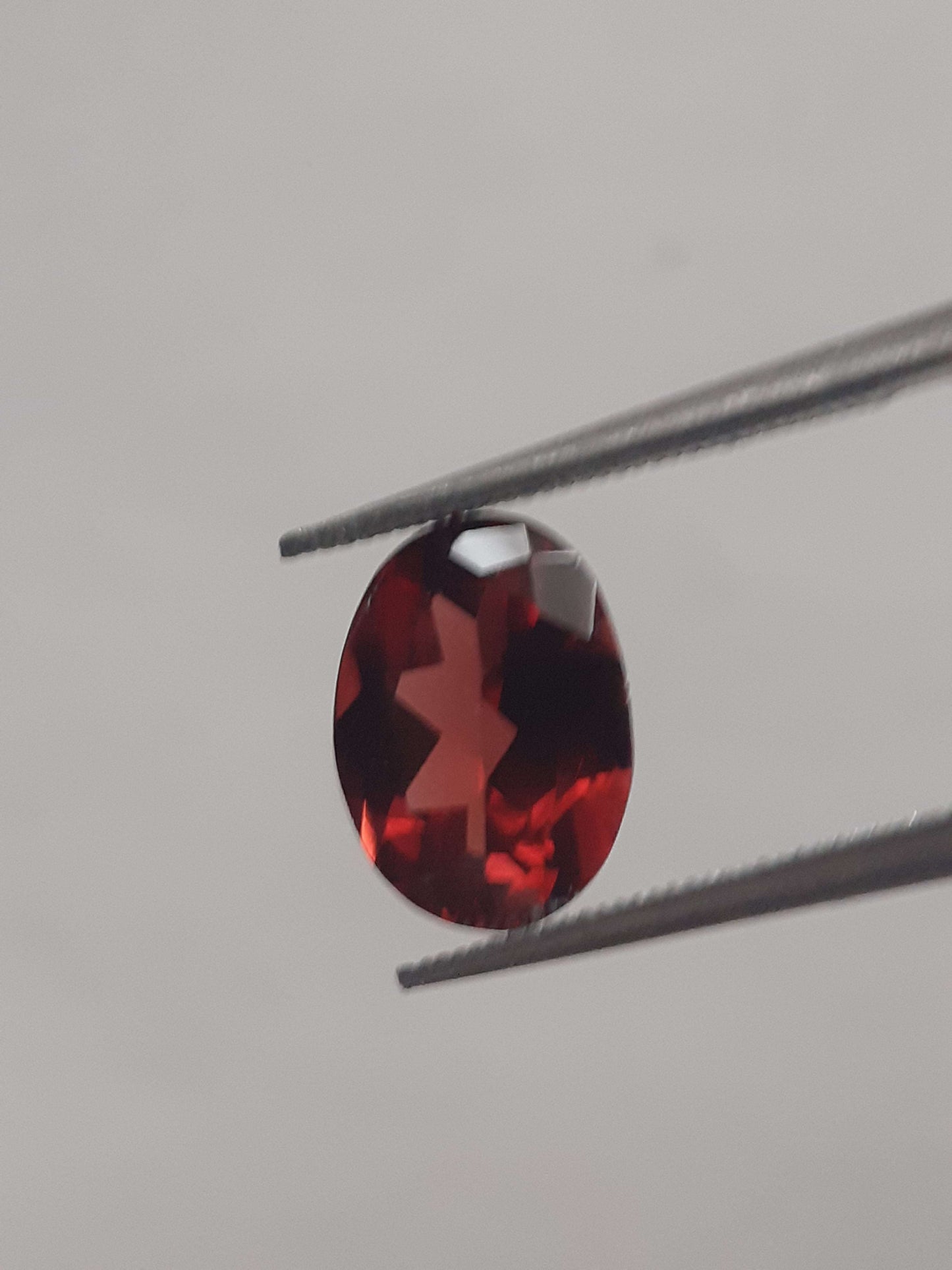 Natural red Rhodolite Garnet - 1.665 ct - oval - unheated All Garnet Gemstones Natural Gems Belgium