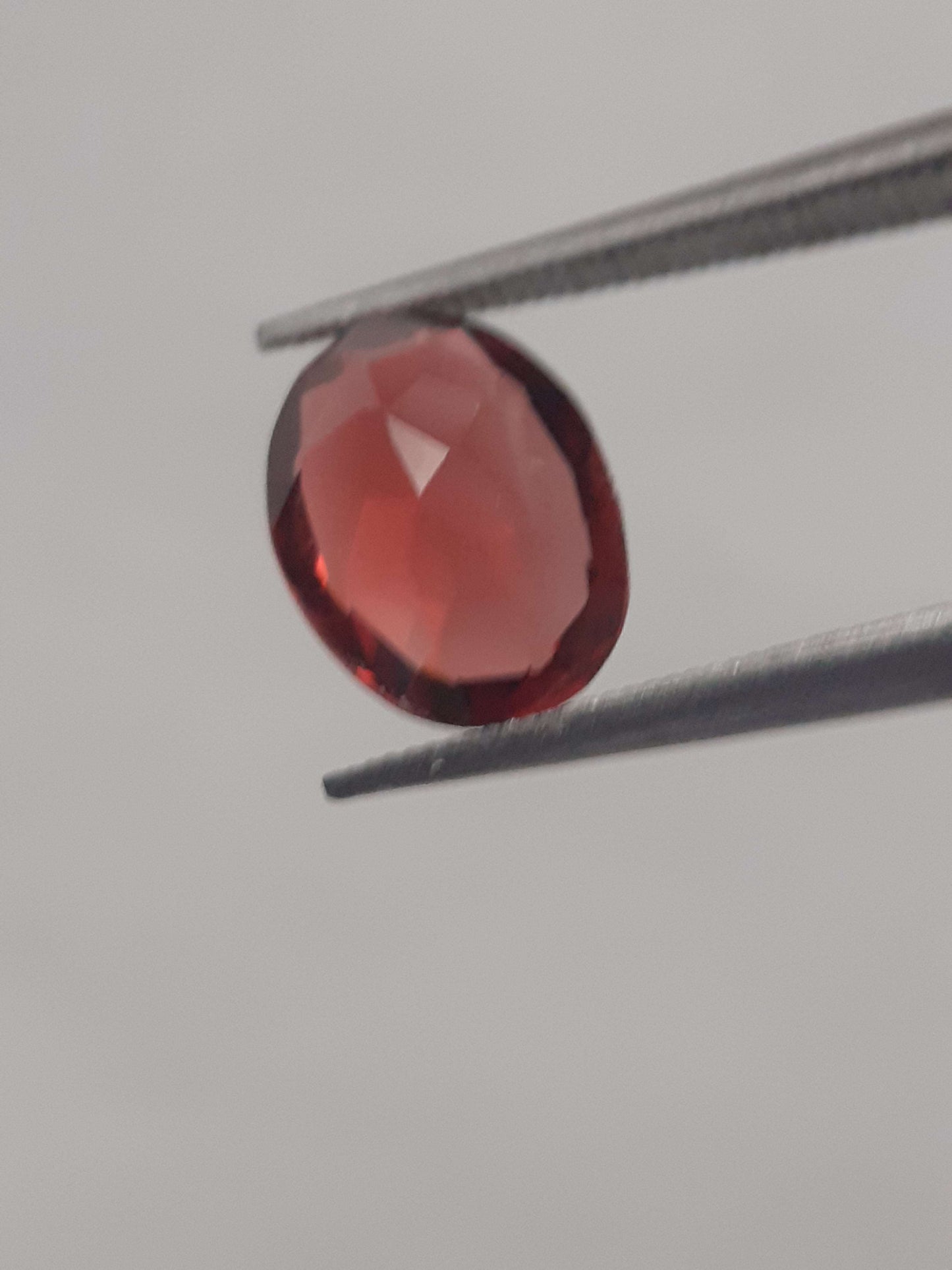 Natural red Rhodolite Garnet - 1.665 ct - oval - unheated All Garnet Gemstones Natural Gems Belgium