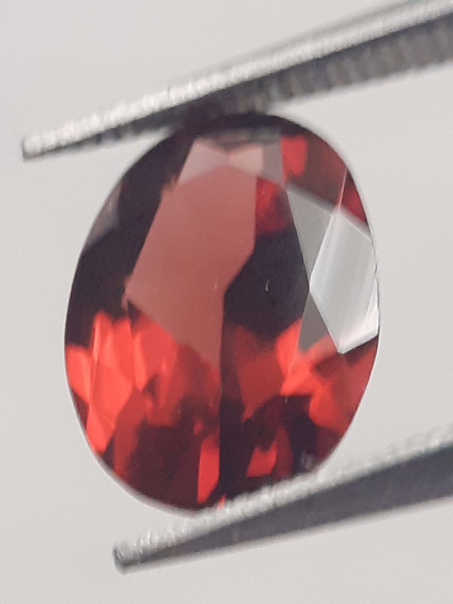 Natural red Rhodolite Garnet - 1.665 ct - oval - unheated All Garnet Gemstones Natural Gems Belgium