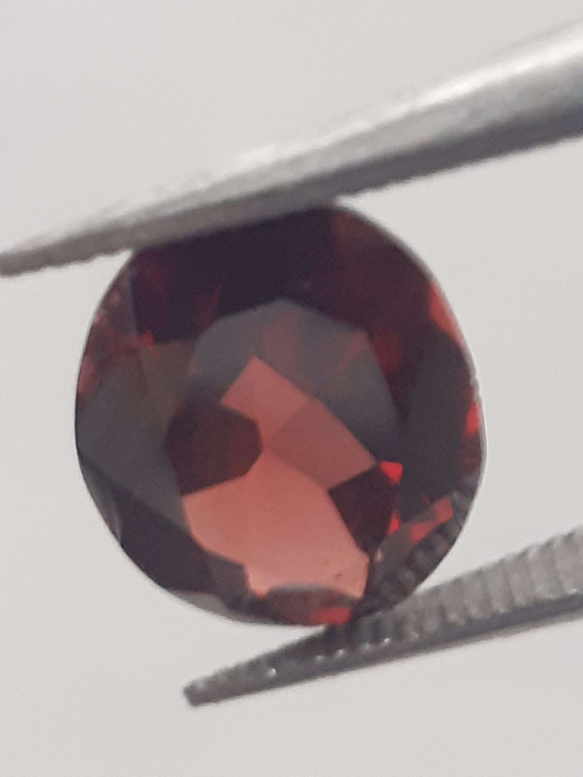 Natural red Rhodolite Garnet - 1.665 ct - oval - unheated All Garnet Gemstones Natural Gems Belgium