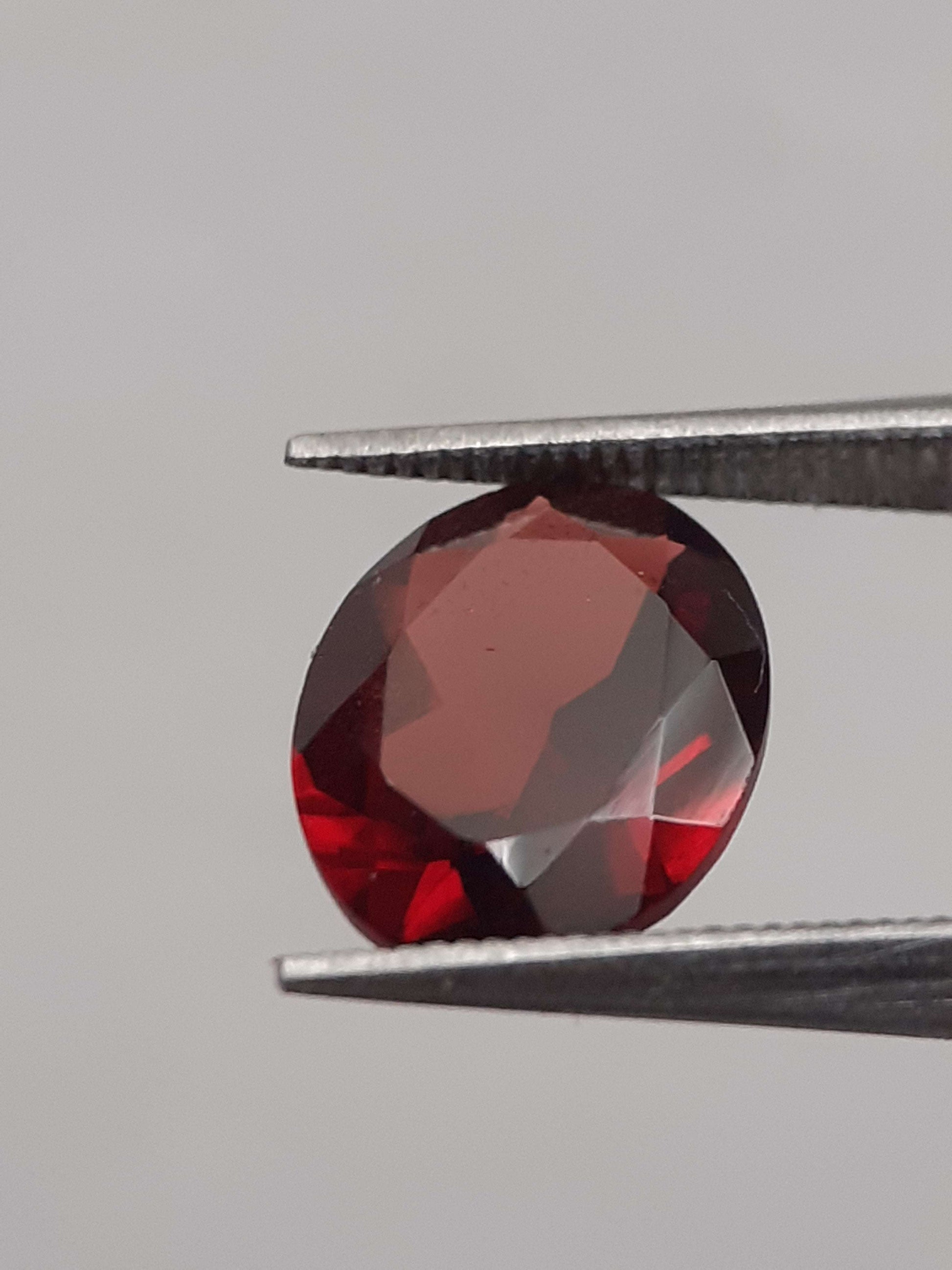 Natural Gems Belgium - All Garnet Gemstones - Natural red Rhodolite Garnet - 1.900 ct - oval - unheated *** € 17.64