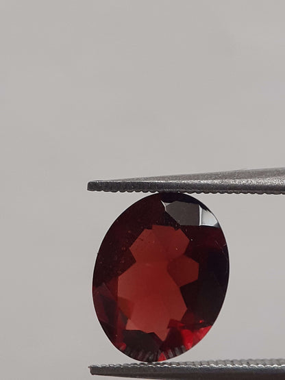 Natural red Rhodolite Garnet - 1.900 ct - oval - unheated All Garnet Gemstones Natural Gems Belgium