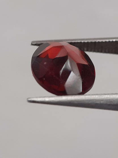 Natural red Rhodolite Garnet - 1.900 ct - oval - unheated All Garnet Gemstones Natural Gems Belgium