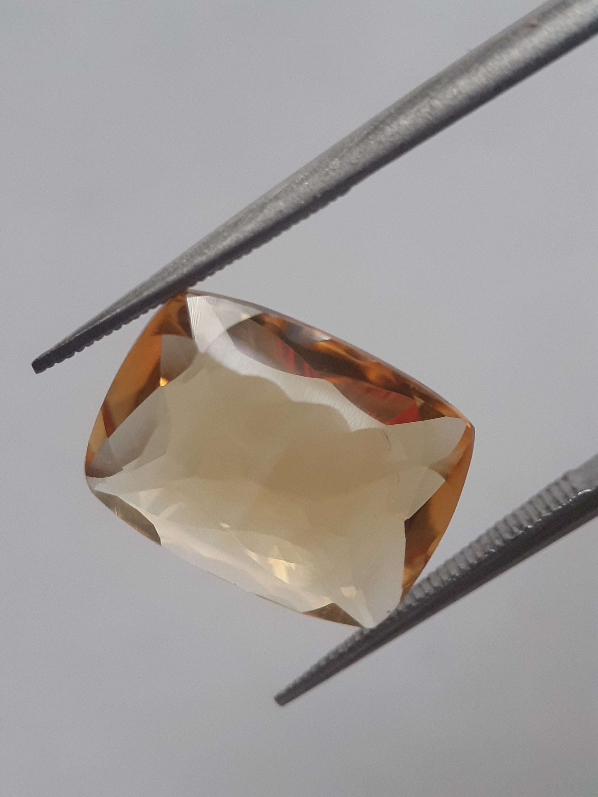 Natural yellow Citrine - 5.010 ct - cushion - unheated All Citrine Gemstones - Faceted Citrine Natural Gems Belgium