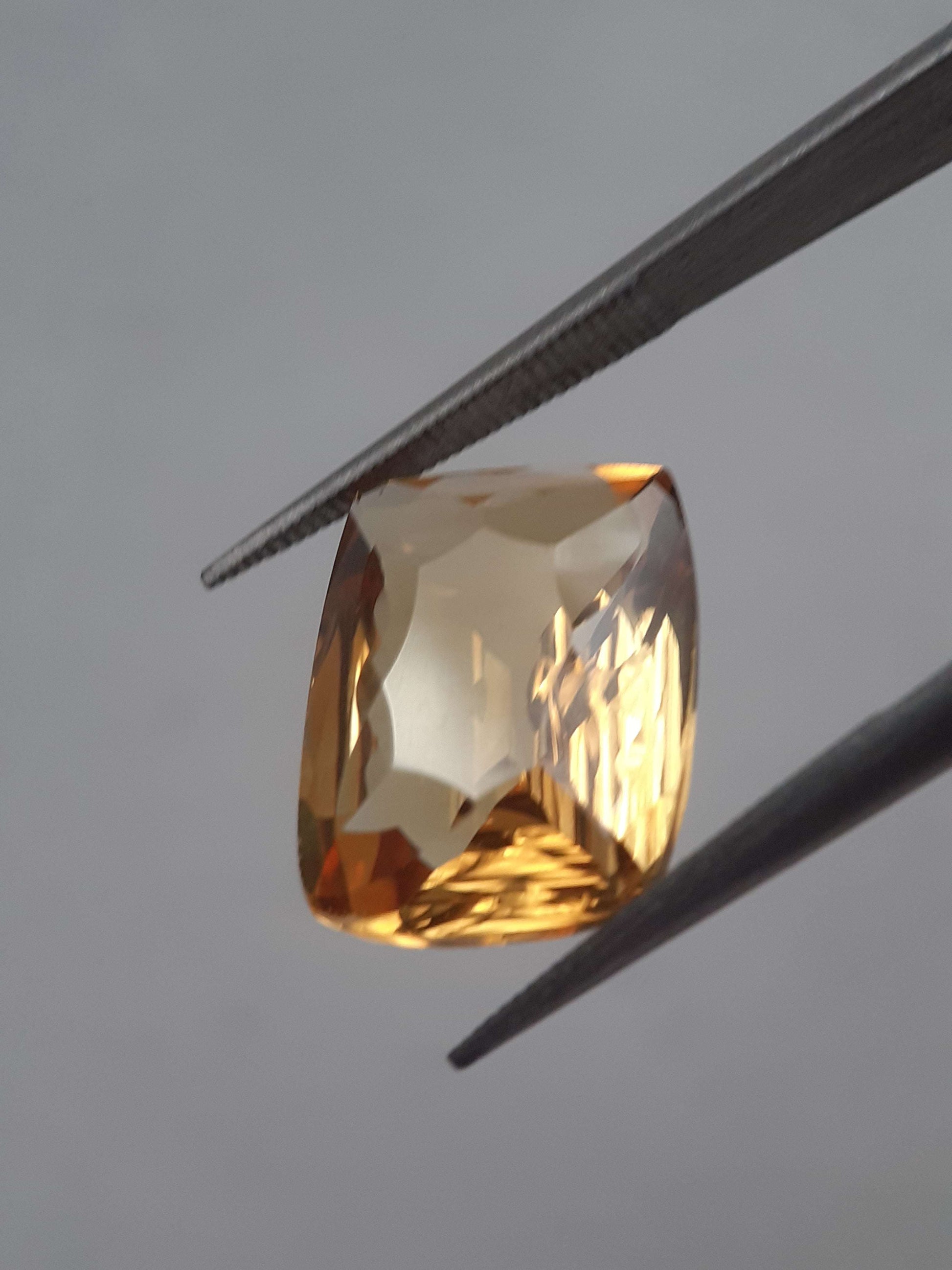 Natural yellow Citrine - 5.010 ct - cushion - unheated All Citrine Gemstones - Faceted Citrine Natural Gems Belgium