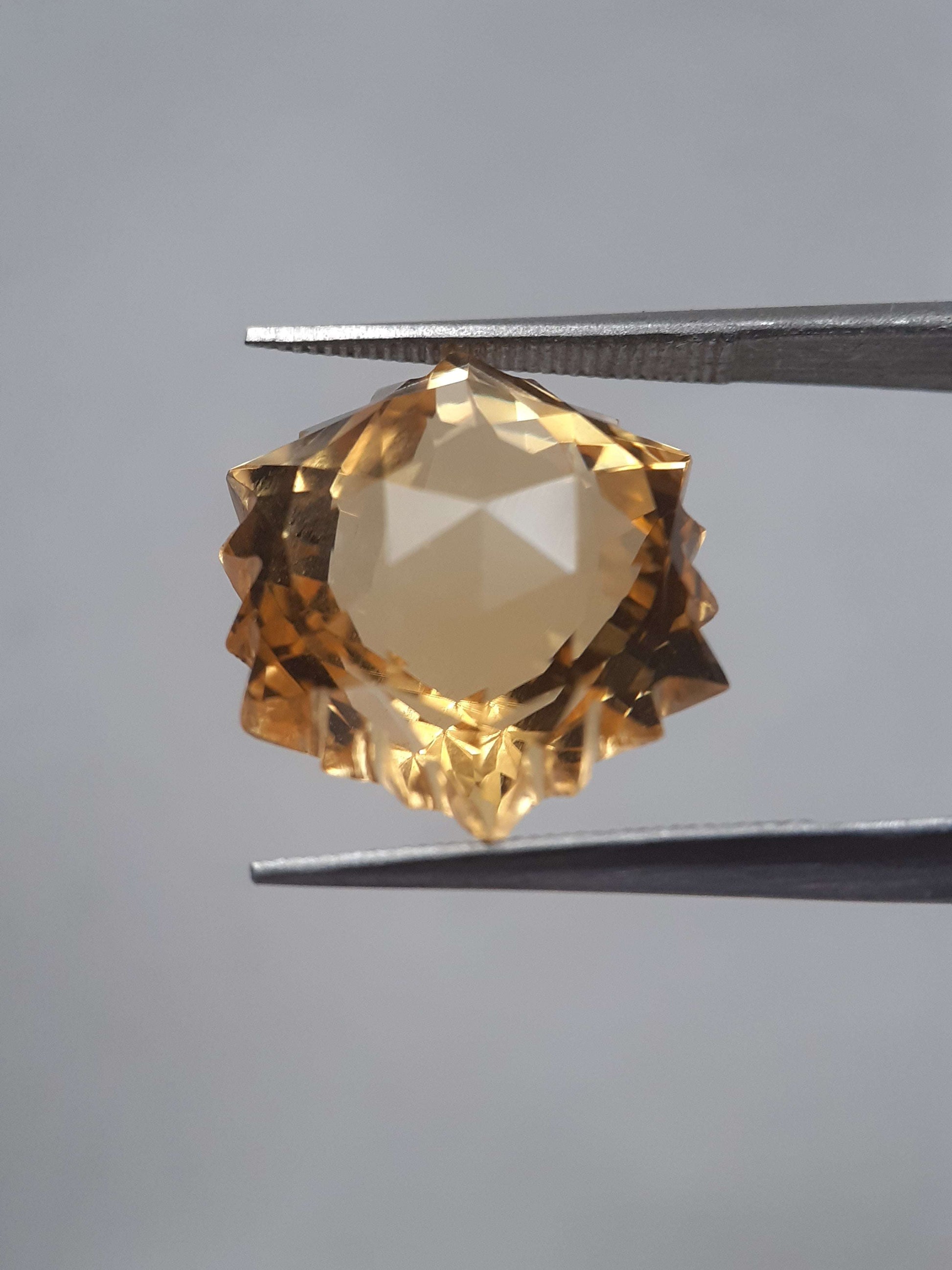 Natural yellow Citrine - 9.363 ct - hexagon - unheated All Citrine Gemstones - Faceted Citrine Natural Gems Belgium