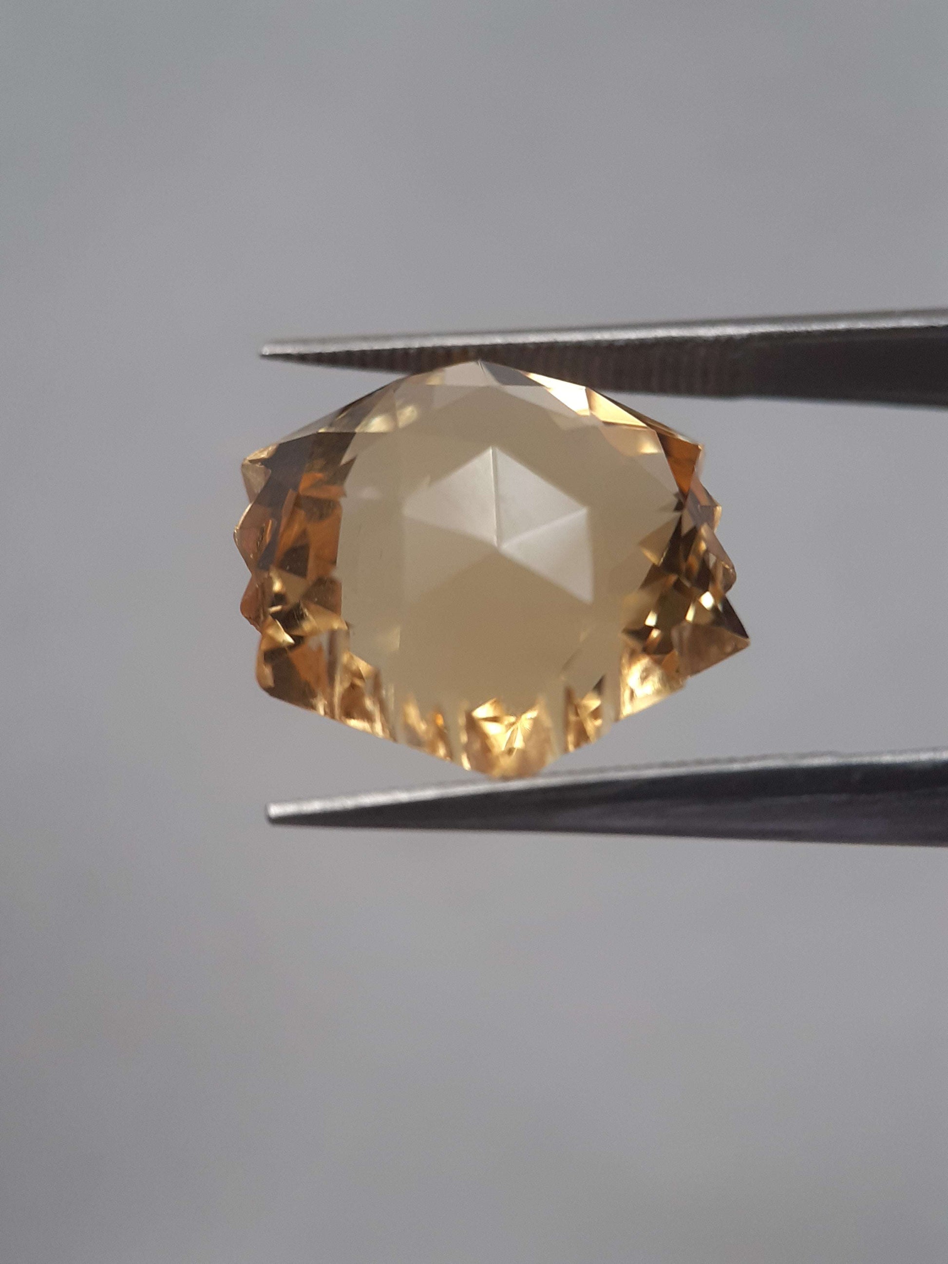 Natural yellow Citrine - 9.363 ct - hexagon - unheated All Citrine Gemstones - Faceted Citrine Natural Gems Belgium